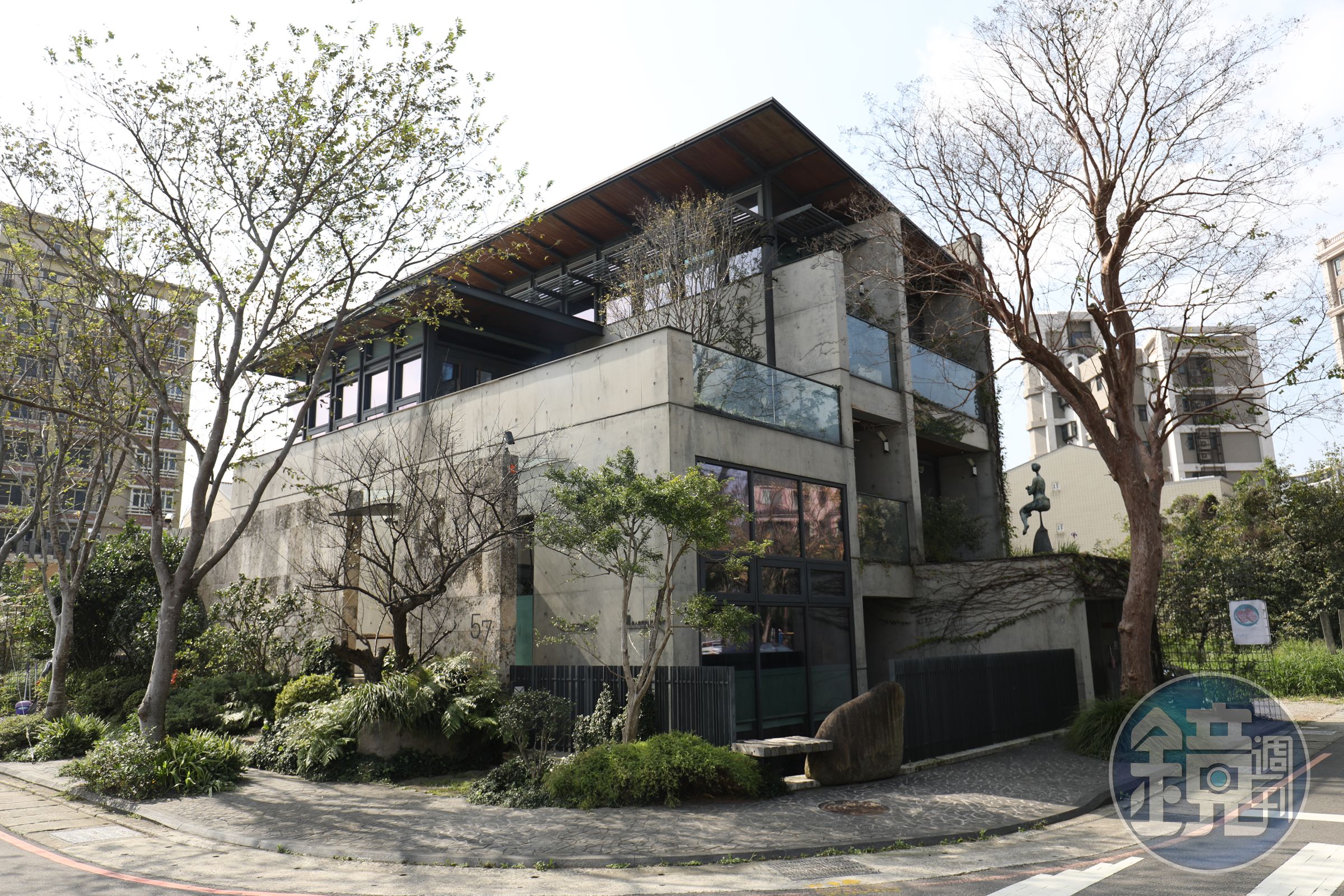 襲園美術館躲在社區的一隅，建築有如街角的藝術品。
