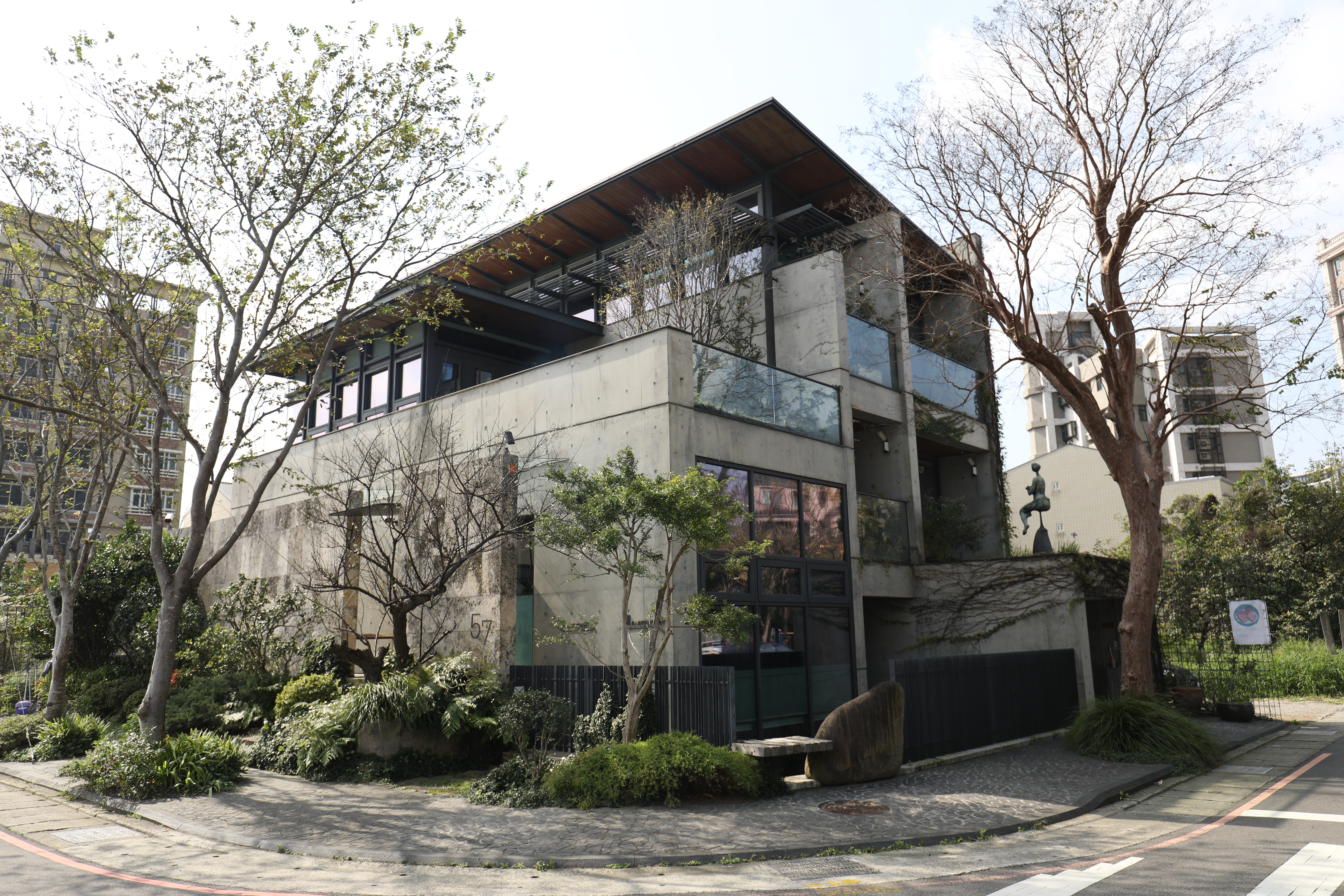 襲園美術館躲在社區的一隅，建築有如街角的藝術品。