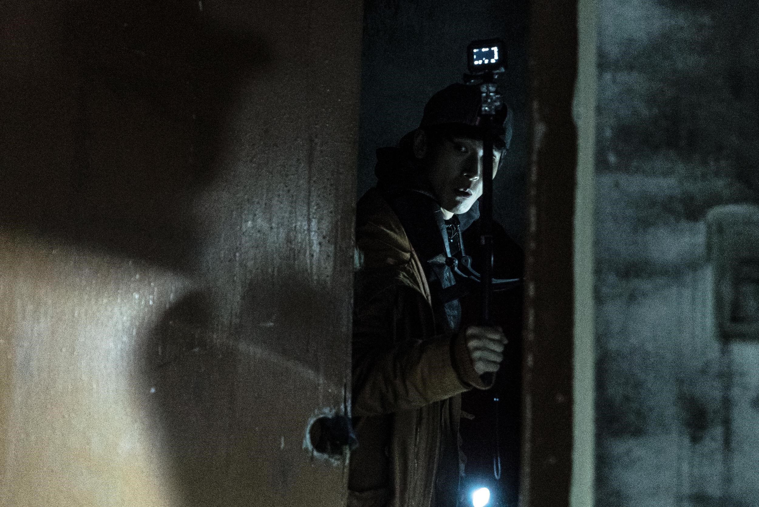 《鬼病院：靈異直播》不少鏡頭是由演員親自持攝影機，以仿紀錄片形式拍攝而成。（車庫娛樂提供）