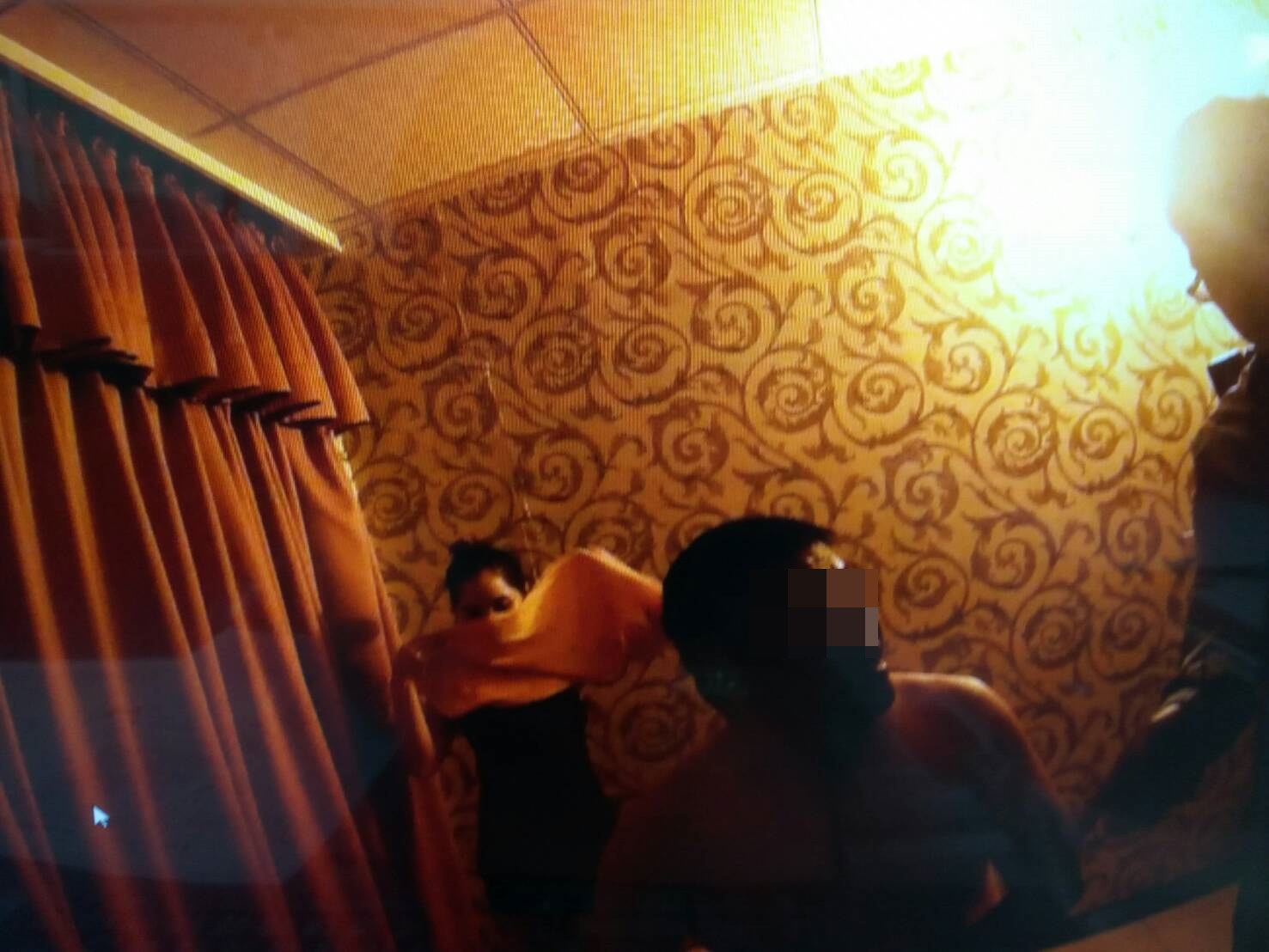 台南市警方當場查獲一名越籍女子為男客進行半套色情服務，依法究辦。（警方提供）