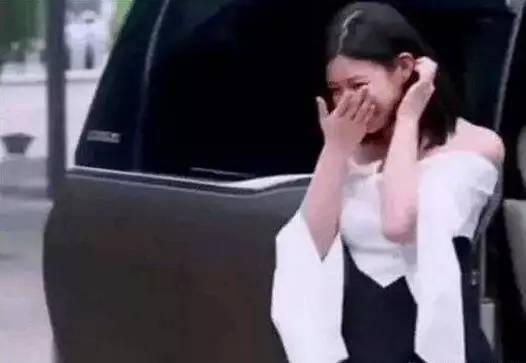 陳妍希嬌羞的模樣還是充滿了女神的魅力。(翻攝自新浪娛樂)