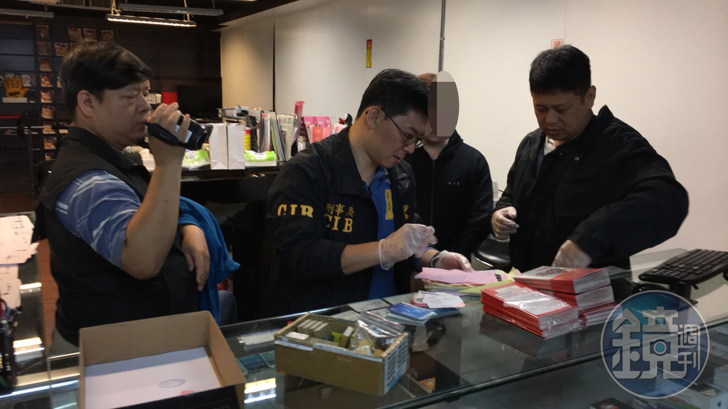 警方在通信行內查獲大量不法人頭sim卡和帳冊。（刑事局提供）