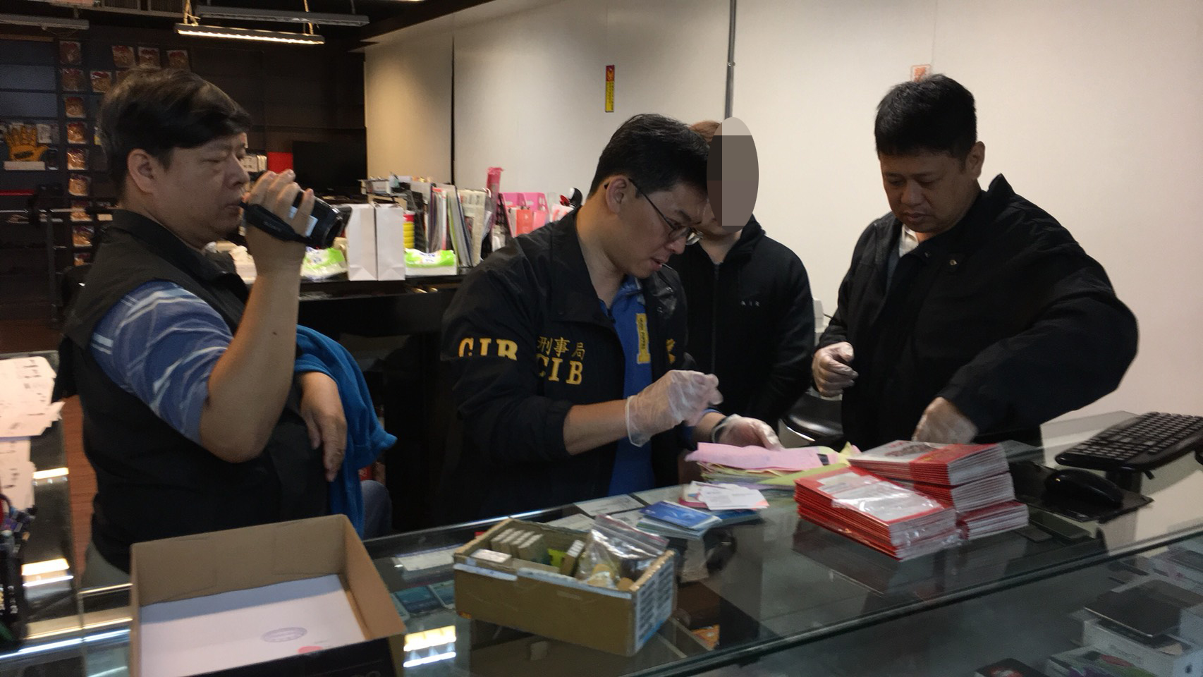 警方在通信行內查獲大量不法人頭sim卡和帳冊。（刑事局提供）
