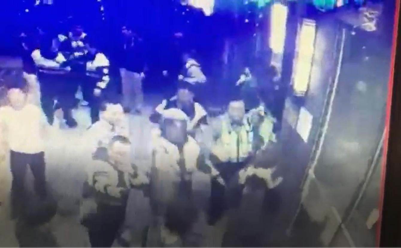 民眾在KTV酒後鬧事,遭警網趕到制伏。(松山分局提供)