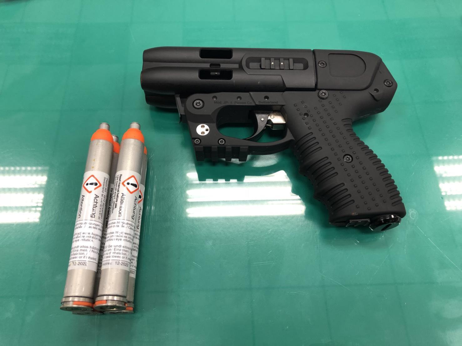 警方現場查扣辣槍噴射槍。(松山分局提供)