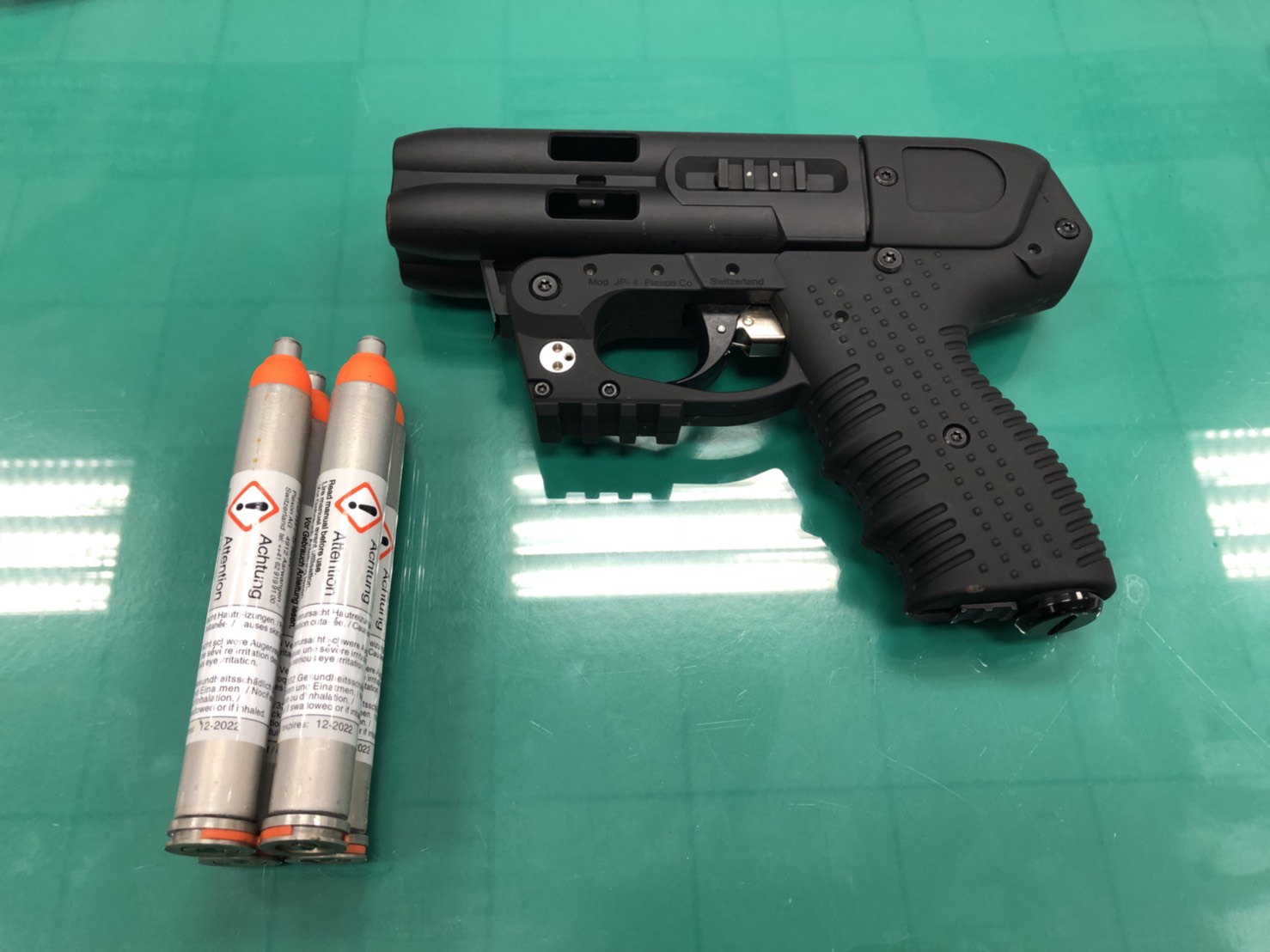 警方現場查扣辣槍噴射槍。（松山分局提供）