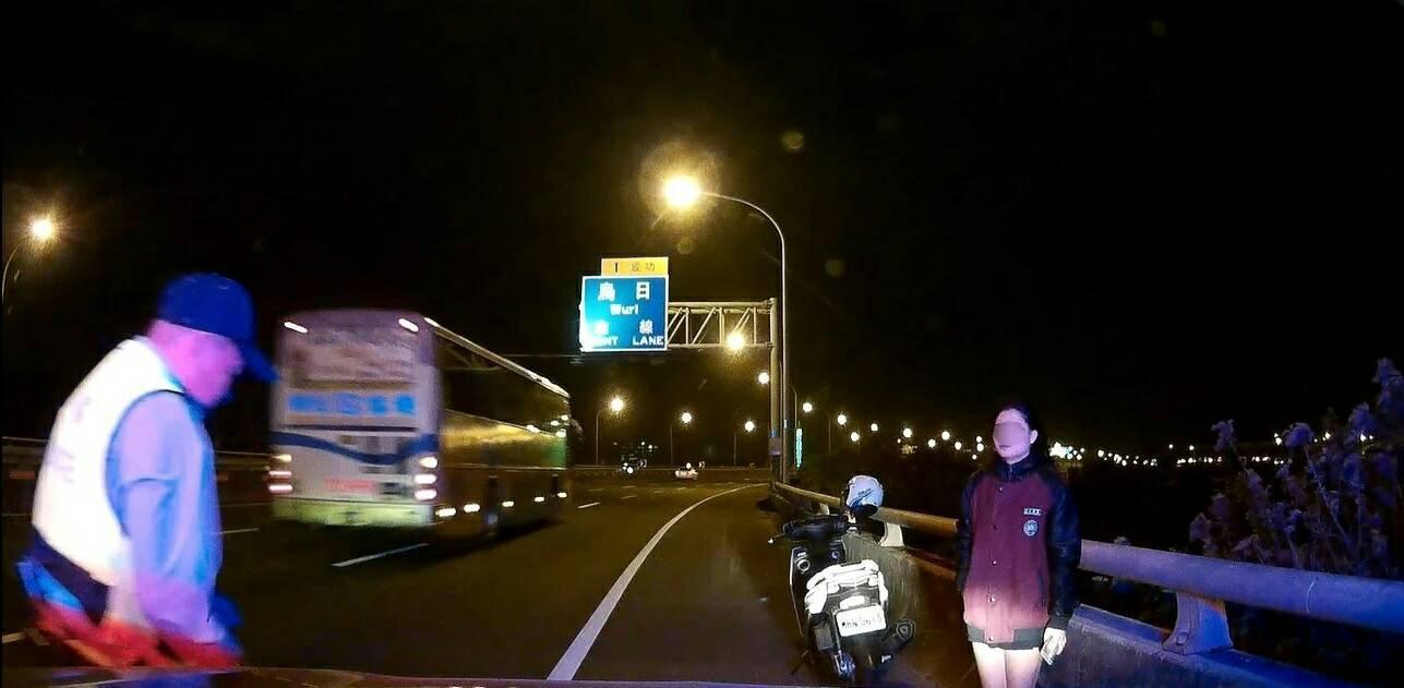 張姓女大生設錯導航交通工具模式,騎上中彰快速道路,警方獲報趕赴解圍,安全結束女大生誤闖中彰驚魂記。(警方提供)