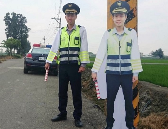 擔任模特兒的王劍平與人形立牌真假難分。