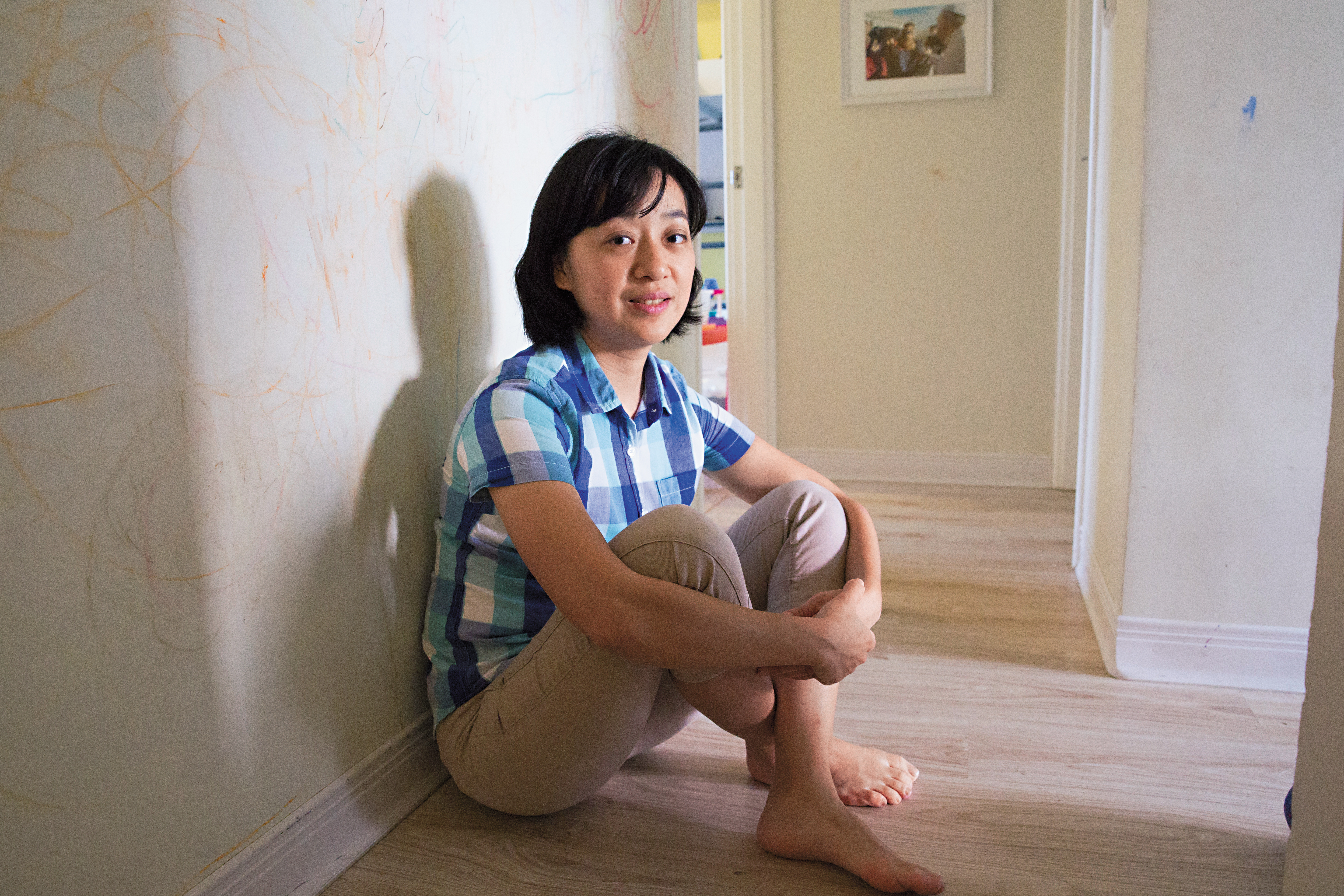 採光明亮的家中，處處是關於小燈泡的回憶，背靠著牆上孩子們的塗鴉，王婉諭談起這2年來的心境。