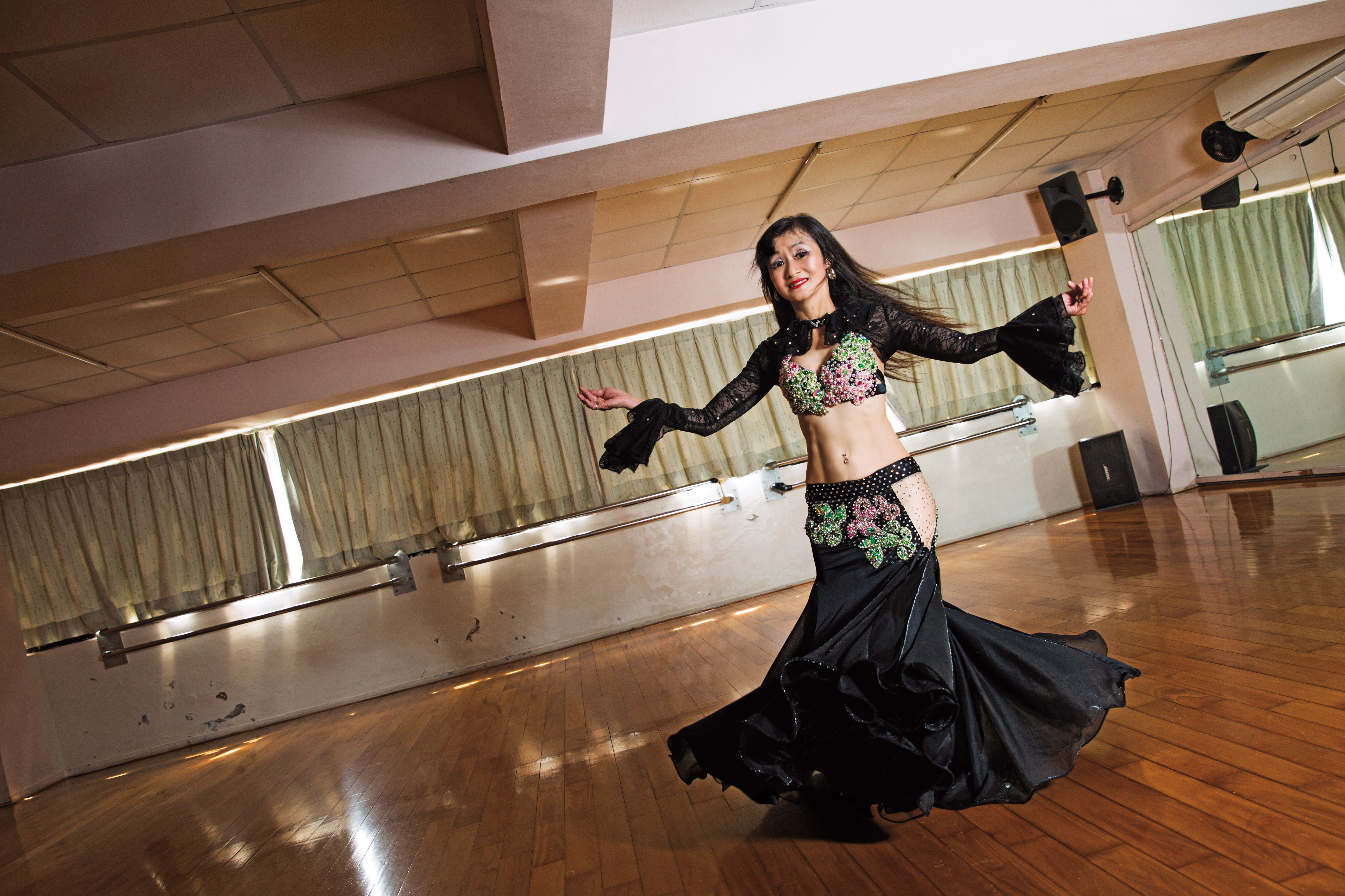 林明惠說，若非經歷過1天做3份工養小孩、又幫丈夫背債的艱苦日子，自己不會這麼熱愛練舞，肚皮舞也不會跳得這麼好。