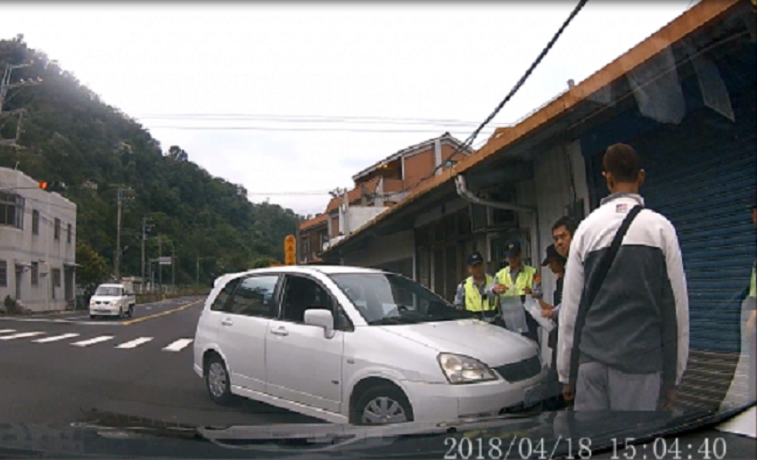 持毒男囂張逆向行駛遭攔查，毒品用腳壓動作卡卡被識破。（警方提供）