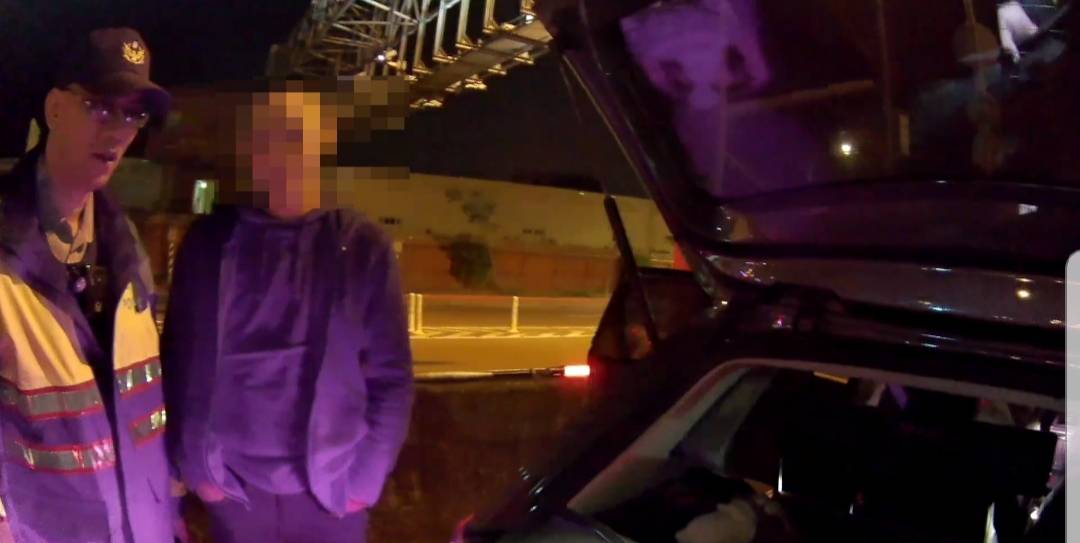 大安分局警方凌晨在路上執行攔檢，取締槍毒。（大安分局提供）