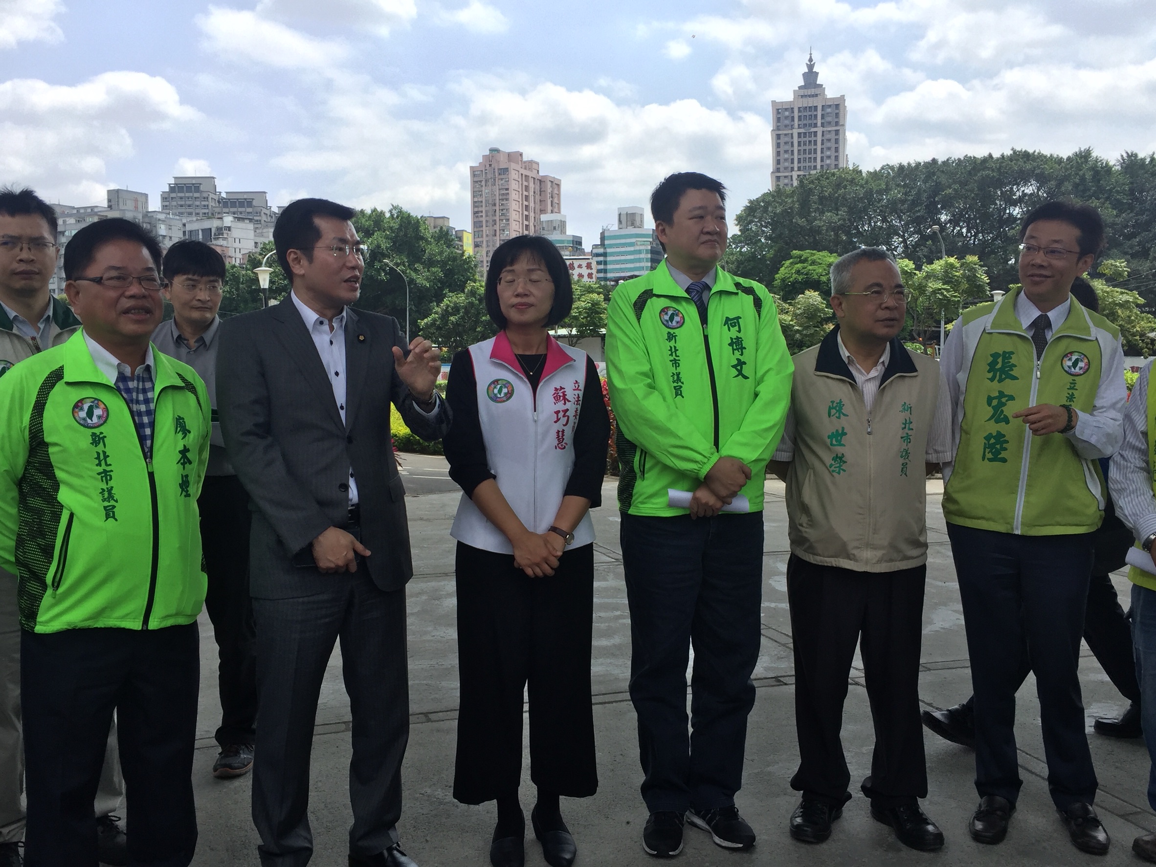 中央和地方多位民代今（19）日一同會勘，期望讓當地交通問題得以解套。