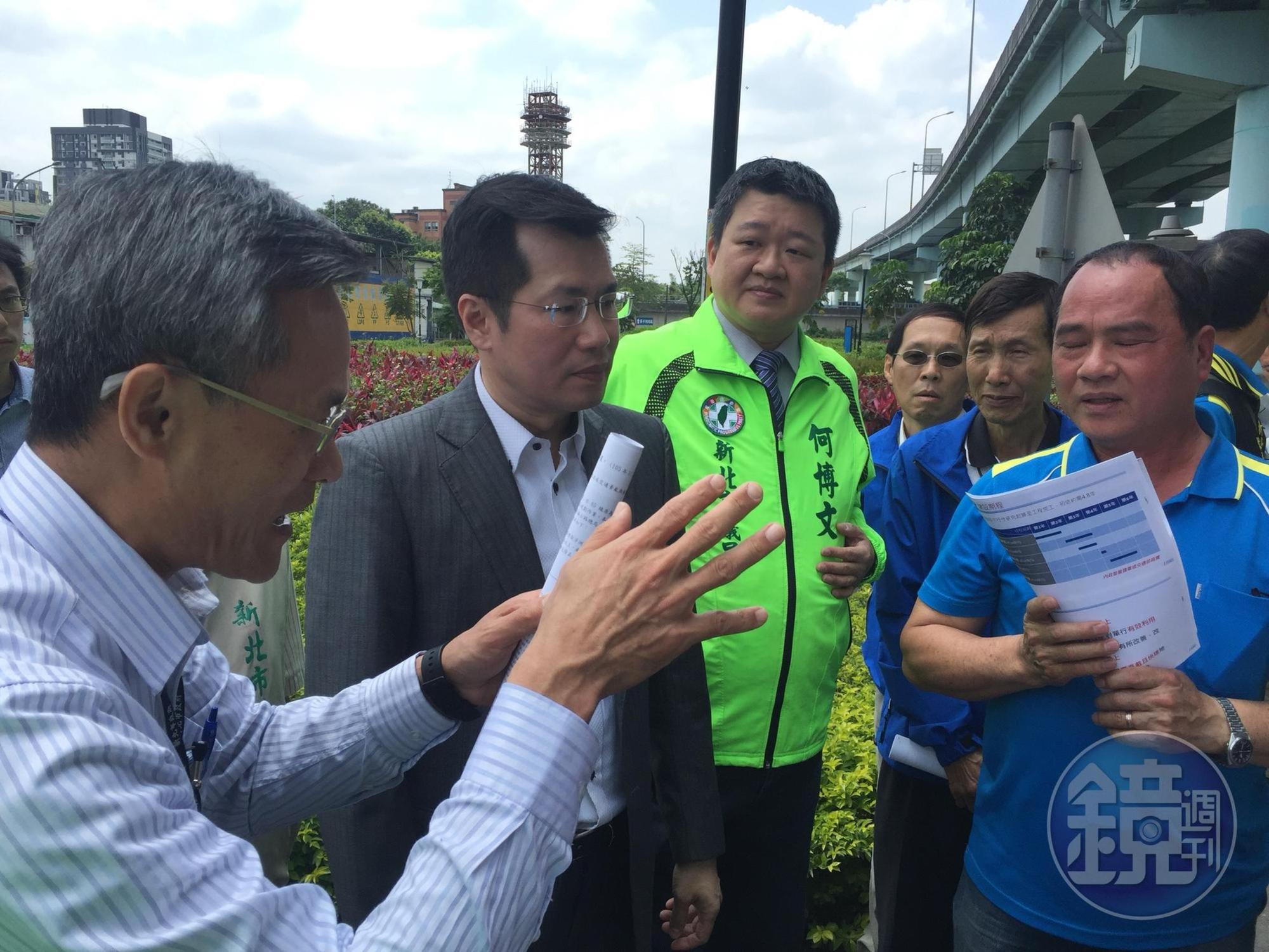新北市新建工程處場長詹榮峰（左）承諾最快於明年動工。