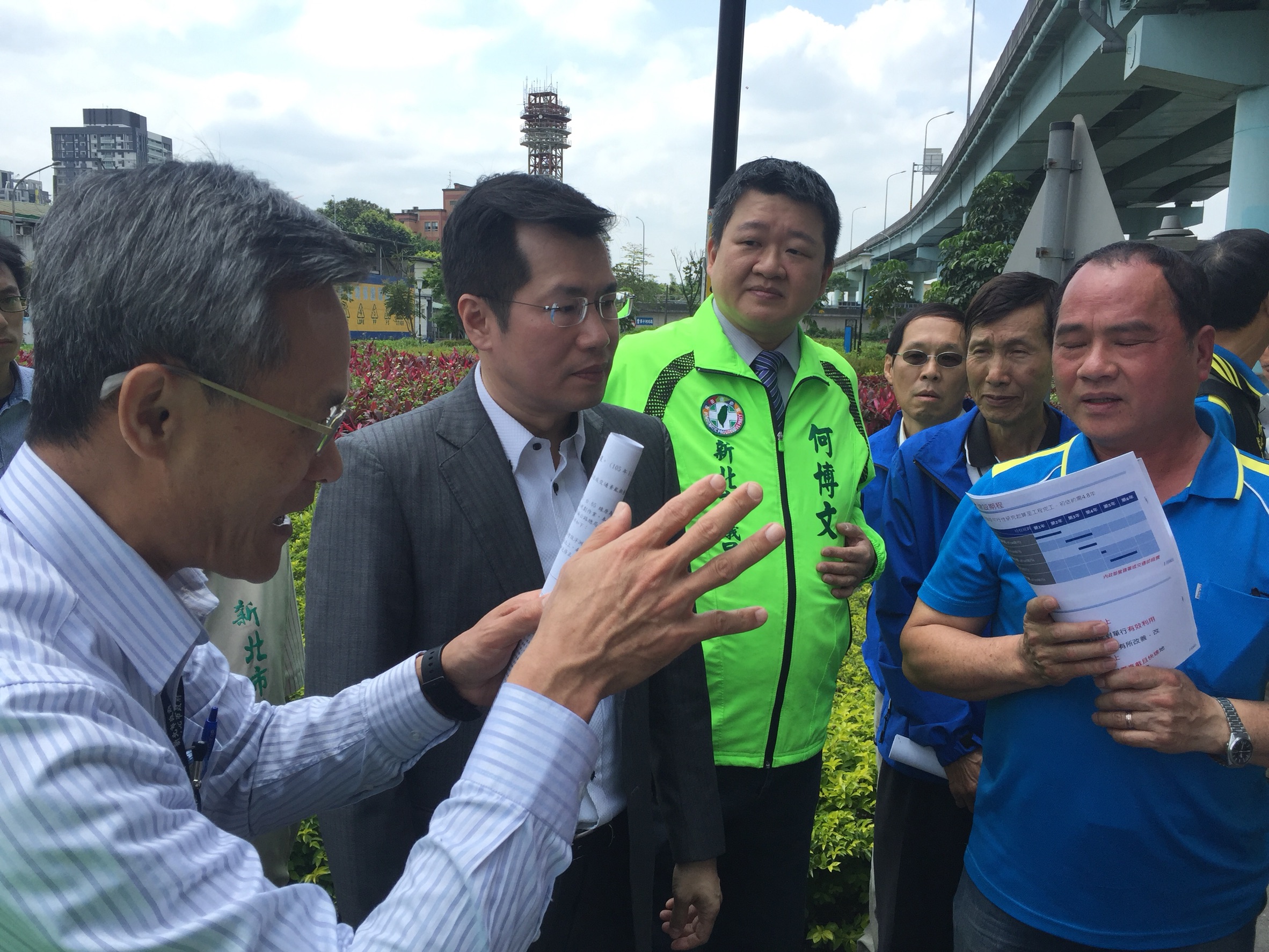 新北市新建工程處場長詹榮峰（左）承諾最快於明年動工。