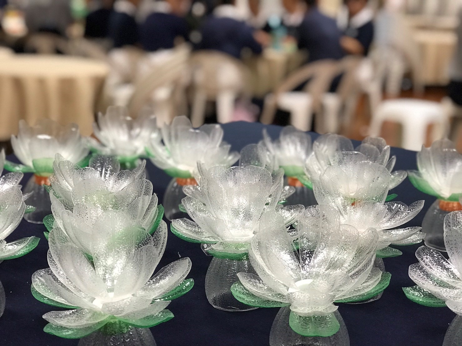 5月13日在中正紀念堂的浴佛場次，慈濟志工利用回收而來近7,000支的寶特瓶，今天開始以手工製作獻供專用的環保蓮花及燈座、湯座。