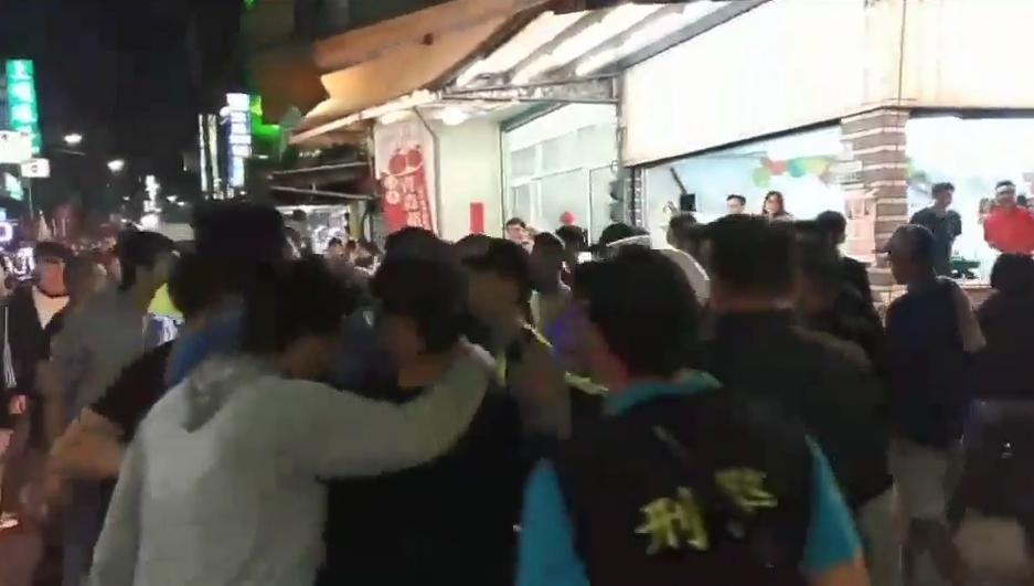 陣頭仗著人多勢眾囂張打人，對警方前來處理不但不甩，甚至還直接嗆警。（警方提供）