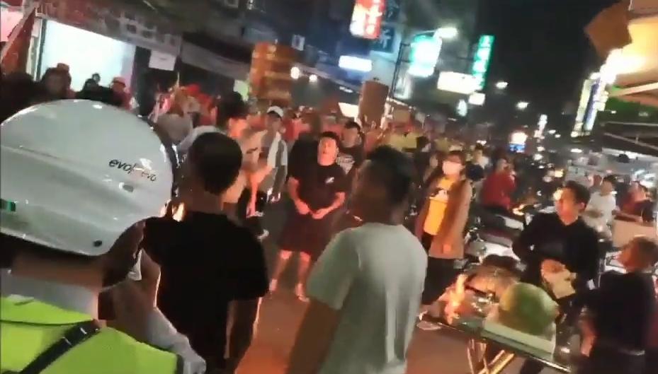 廟會陣頭人員跑到民宅車庫尿尿還嗆屋主，雙方大打出手。（警方提供）