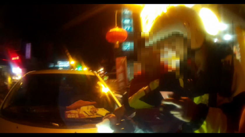 警員上前盤查逆向停車的葉姓男子。（警方提供）