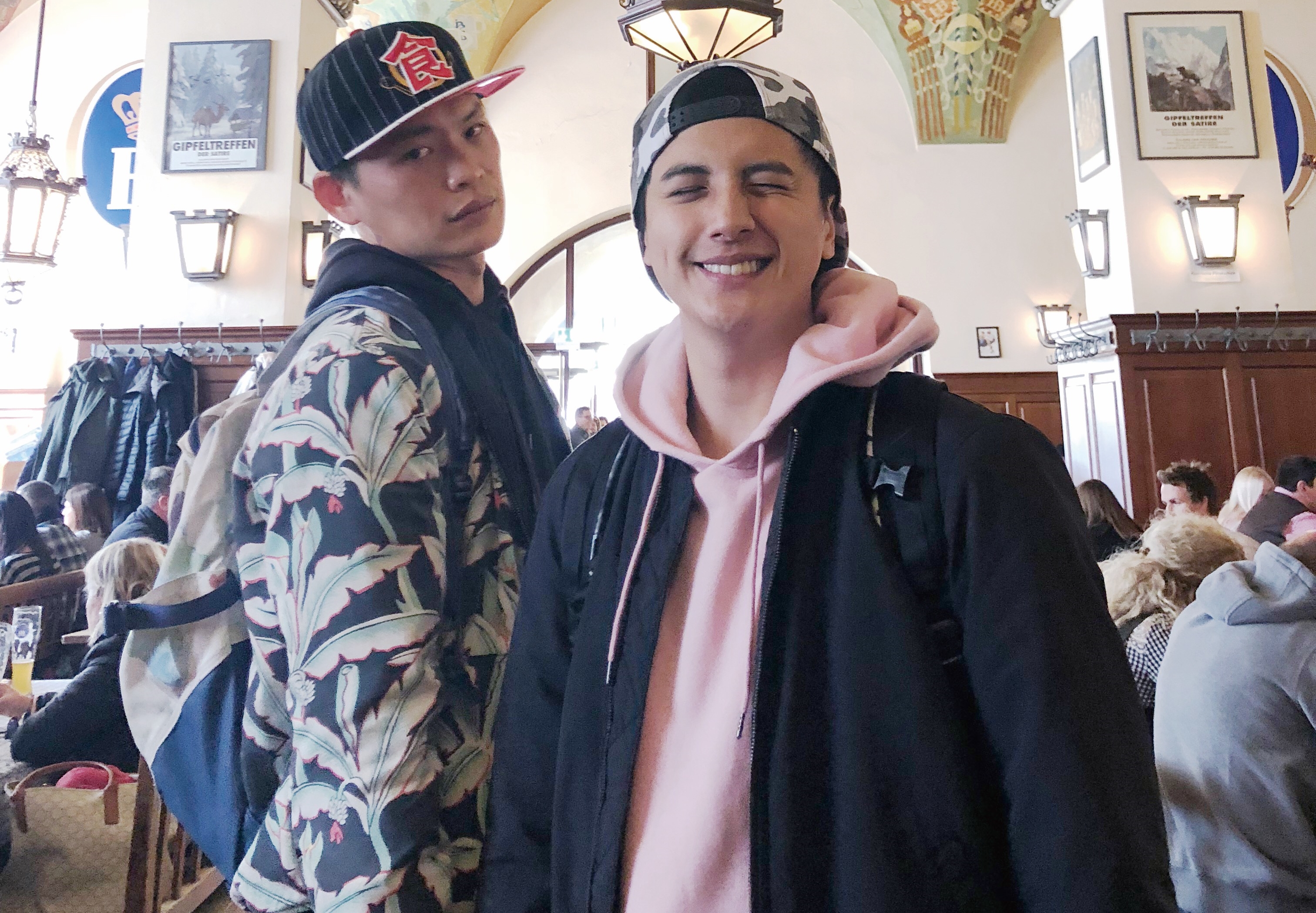 黃鐙輝與曾子余遠征德國慕尼黑，尋找在地美食。（寬寬整合行銷提供）