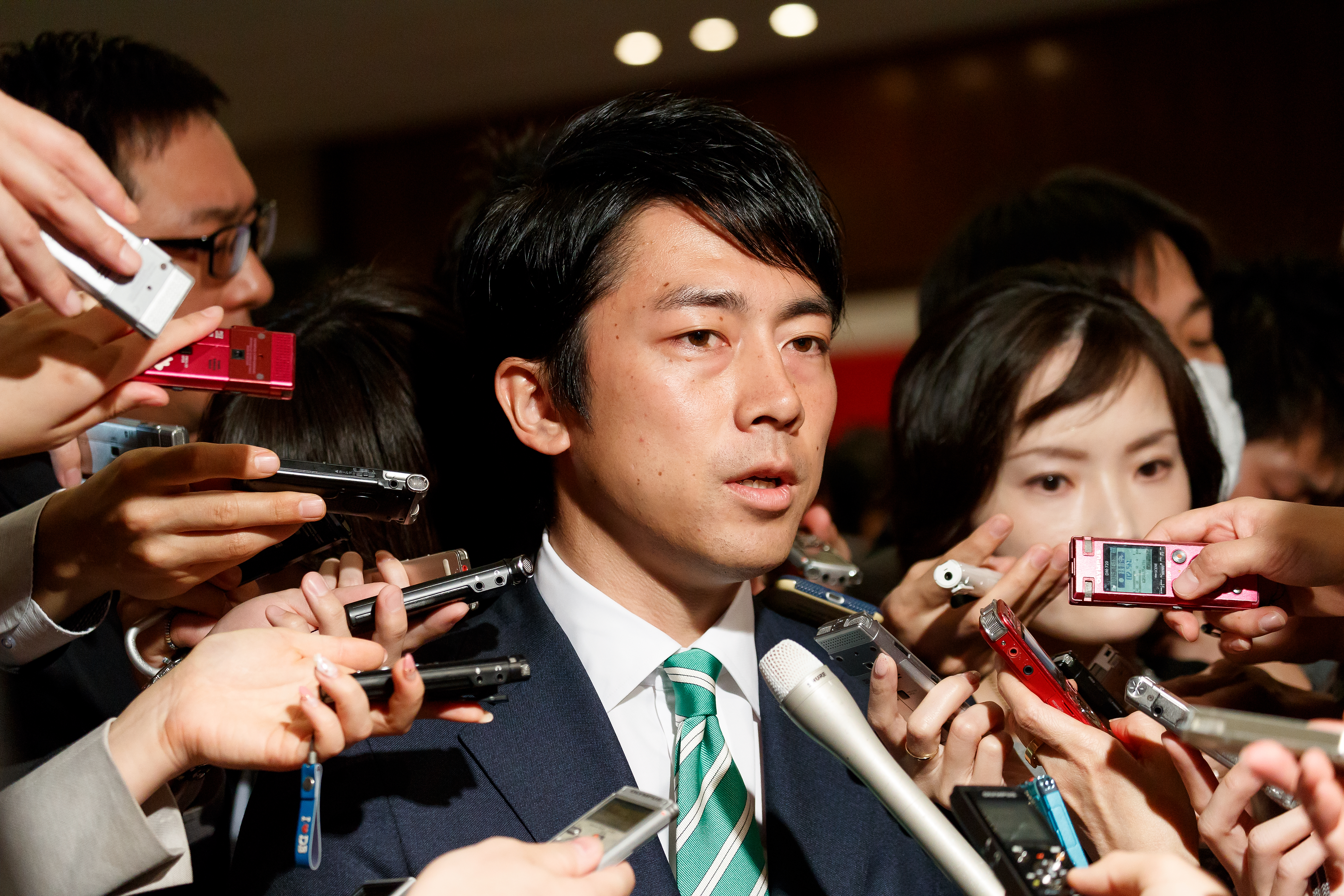 3月25日在自民黨大會上被記者團團包圍的小泉進次郎，是目前日媒民調支持度第一的首相人選。（東方IC）