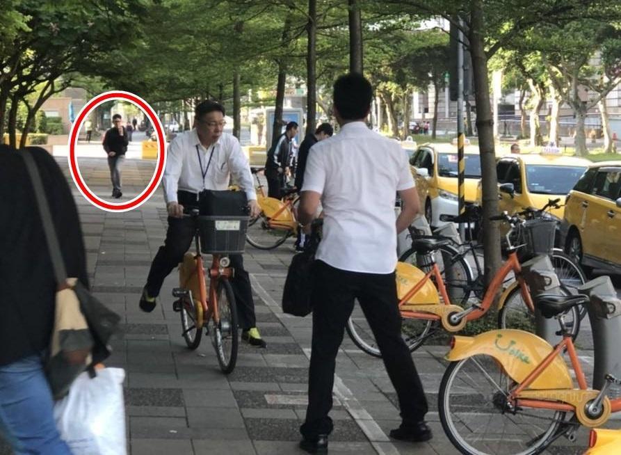 台北市長柯文哲騎Youbike通勤示範如何使用1280元雙北定期票,而負責直播的臉書小編(紅圈)小跑步苦追在後。(翻攝自單車通行日請你喝咖啡粉絲頁)