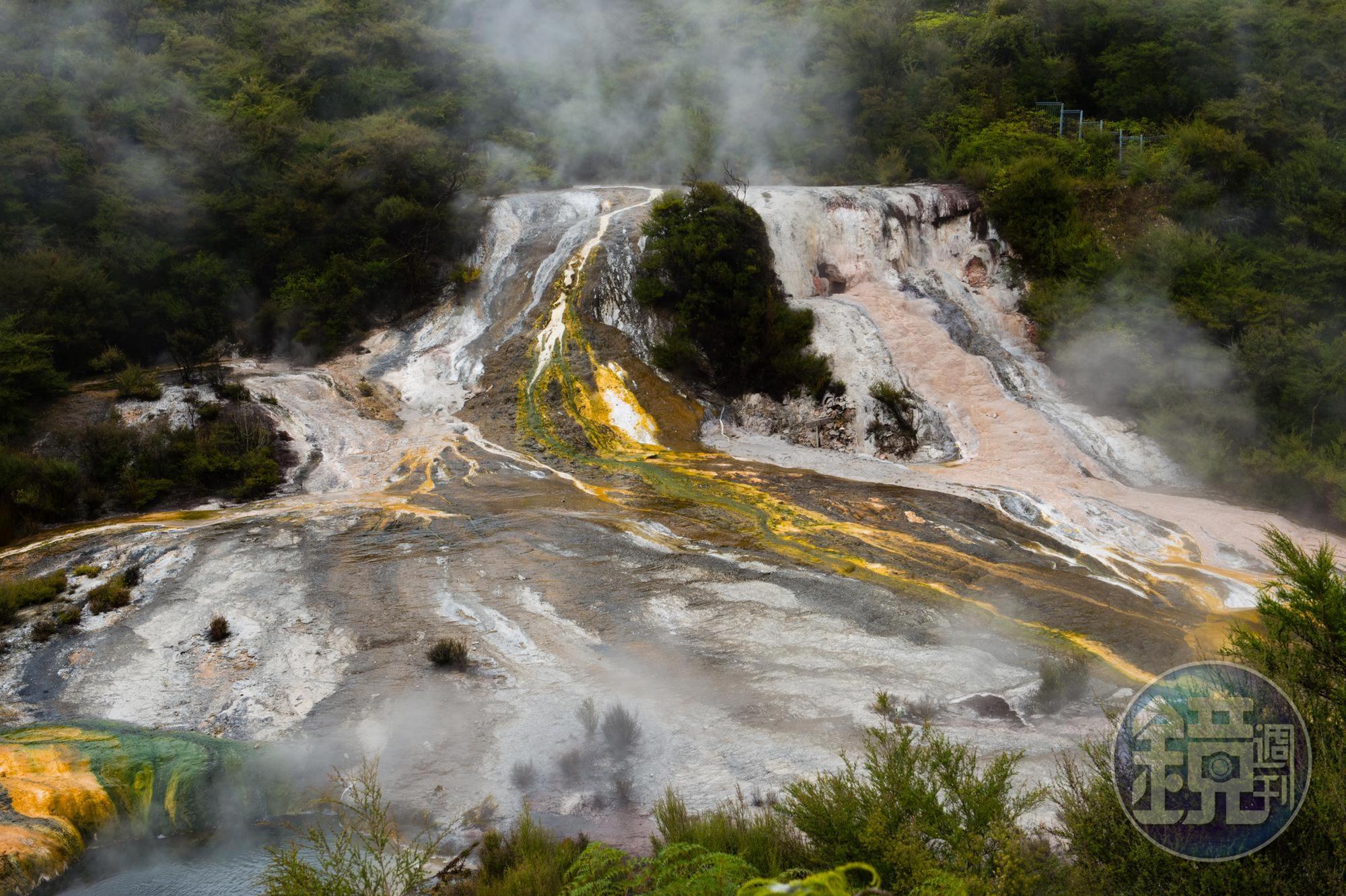 「奧拉基科拉科」(Orakei Korako)被《孤獨星球》(Lonely Planet)評選為紐西蘭最有看頭的地熱景觀。