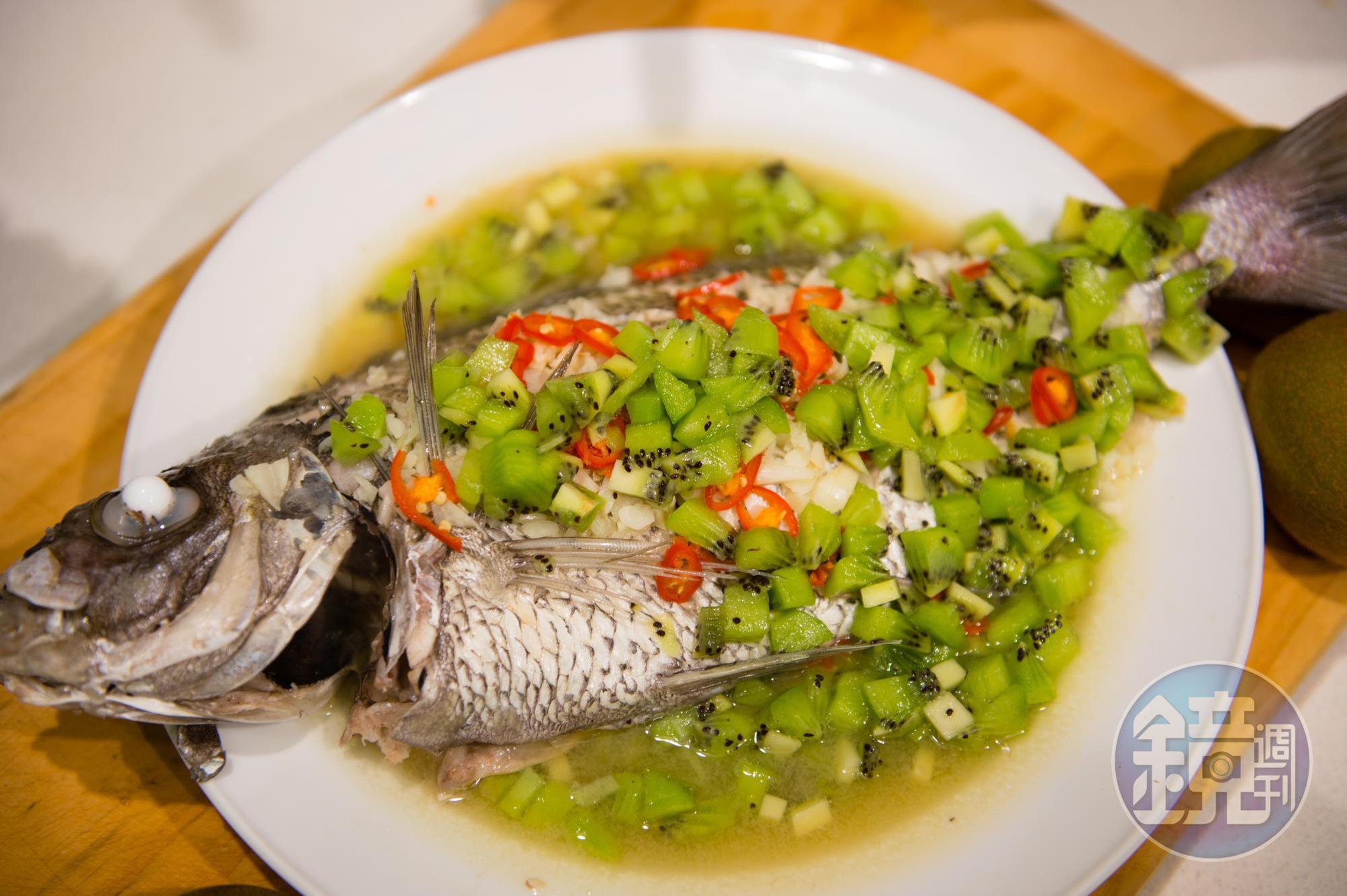 「奇異果檸檬蒸魚」是一道泰式創意料理。