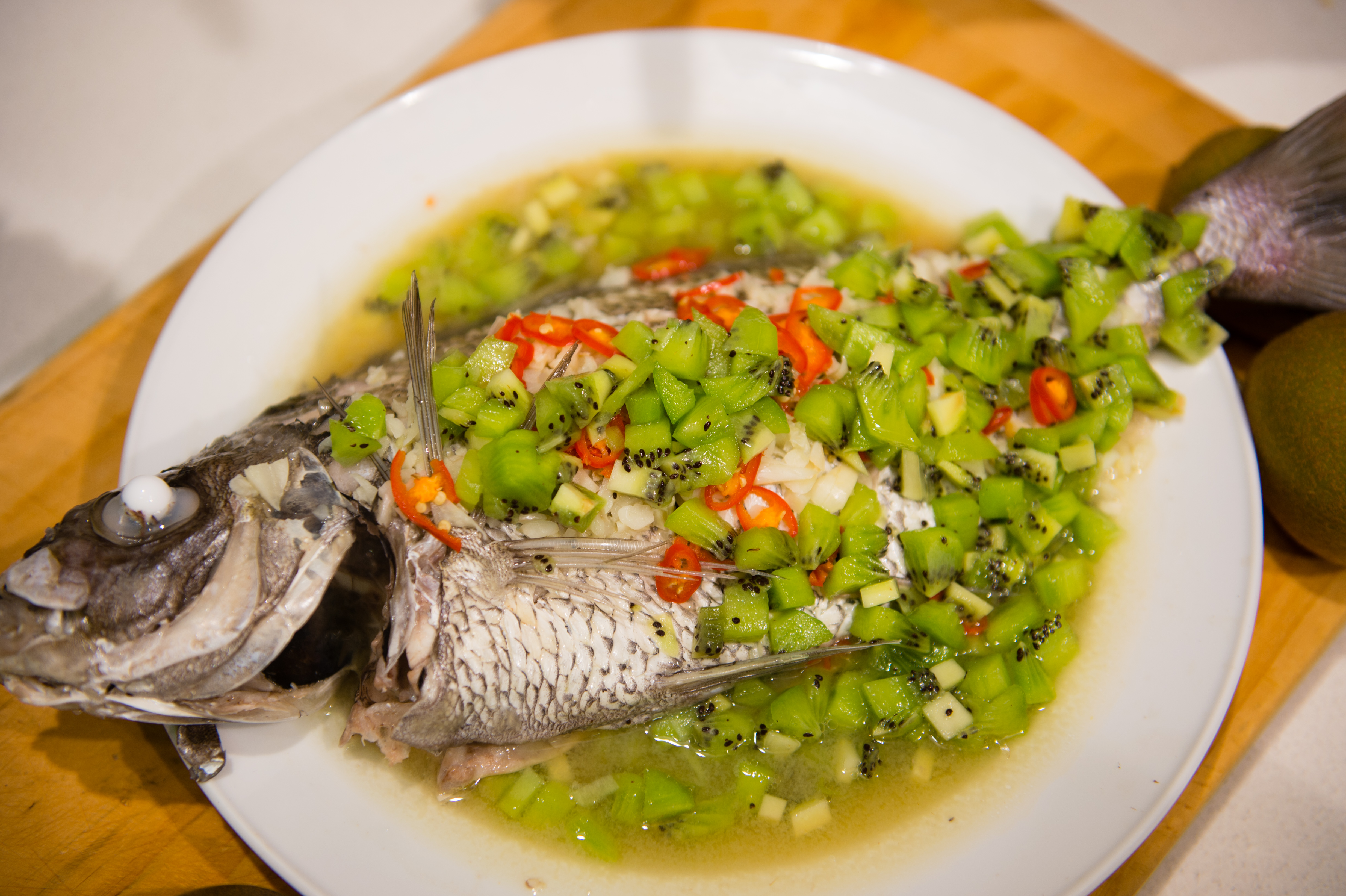 「奇異果檸檬蒸魚」是一道泰式創意料理。