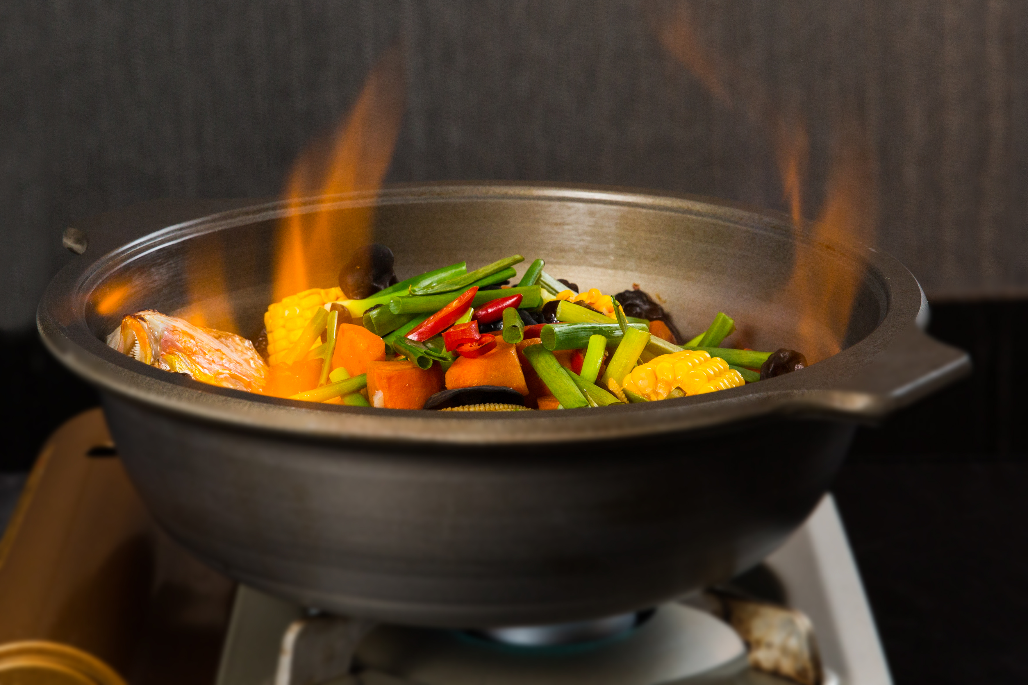 「魚羊巴味鍋」有重慶烤魚和麻辣湯頭種吃2法。（3,888元／4人份桌菜）