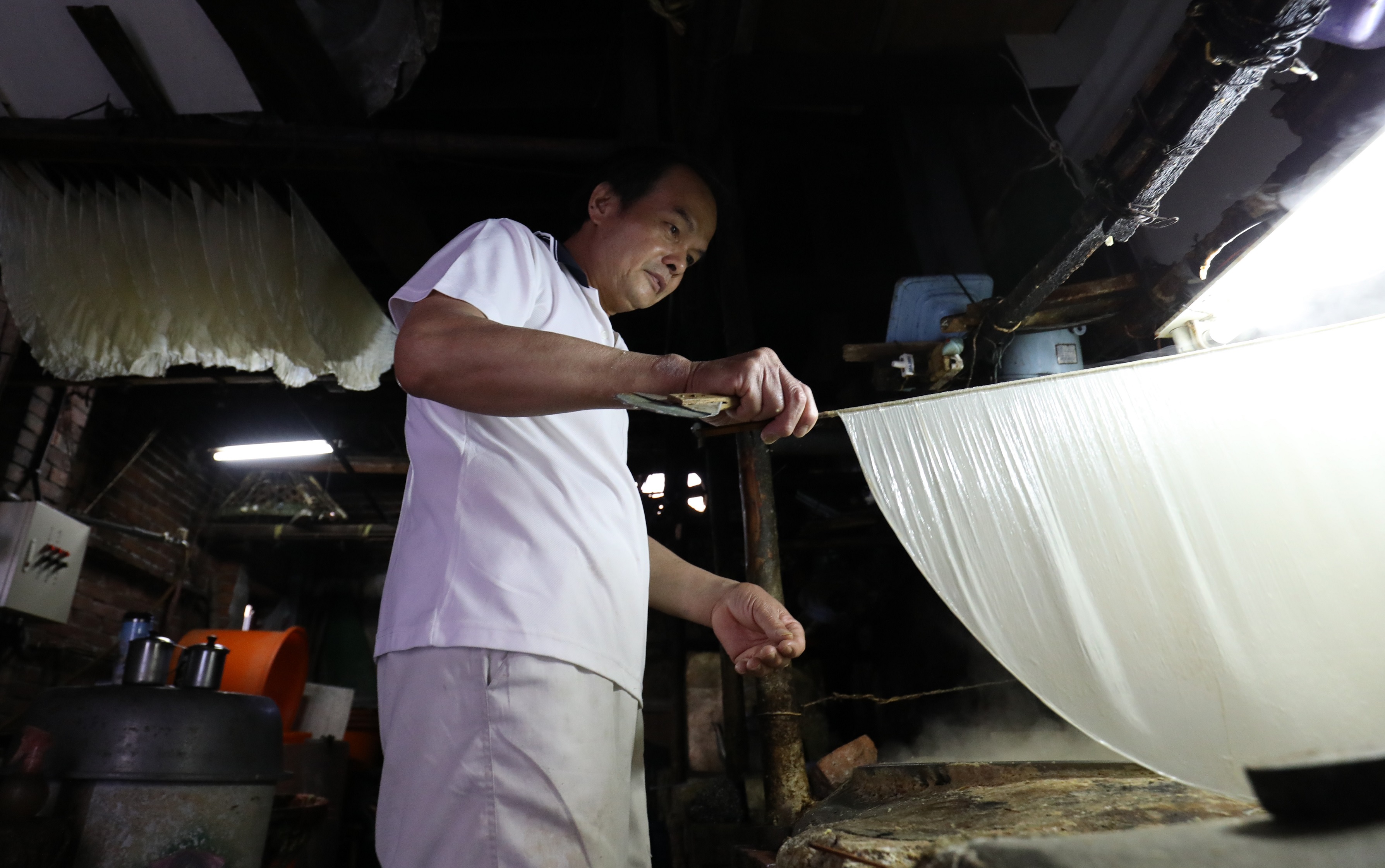 早期鶯歌尖山里幾乎家家戶戶都在製作手工豆皮。