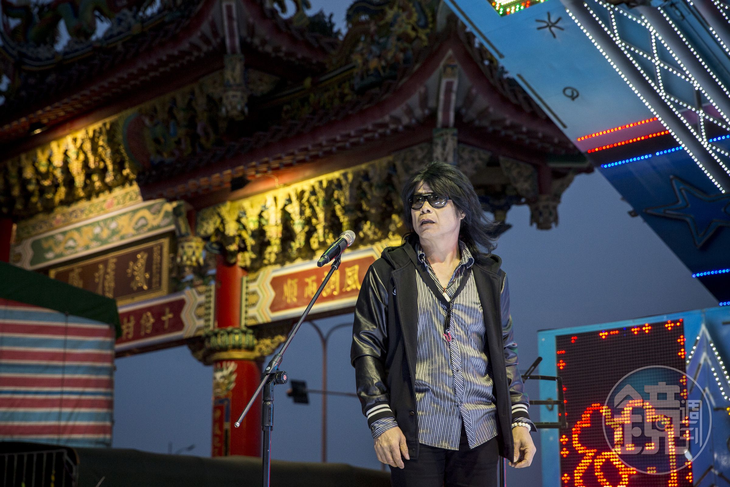 月華光登台測試音響設備，和廟方主委確定活動流程，並指揮樂手和主持人就定位。