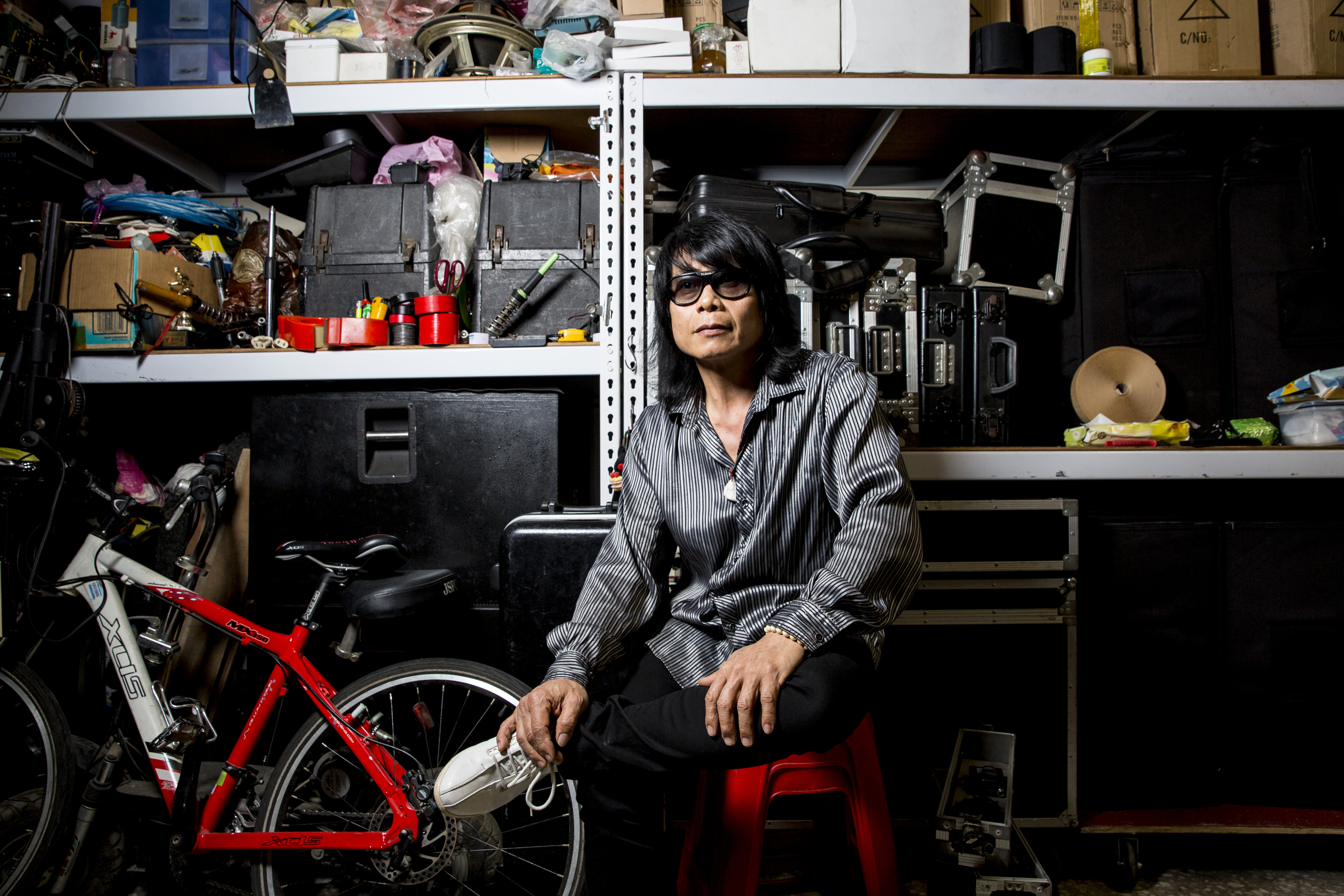 月華光說去年模仿出包事件之後，他再也沒唱過〈突然的自我〉。應採訪要求開了頭，唱到「揮揮灑灑　將自然看通透」，他突然停唱苦笑：「怎麼可能自然啦！」