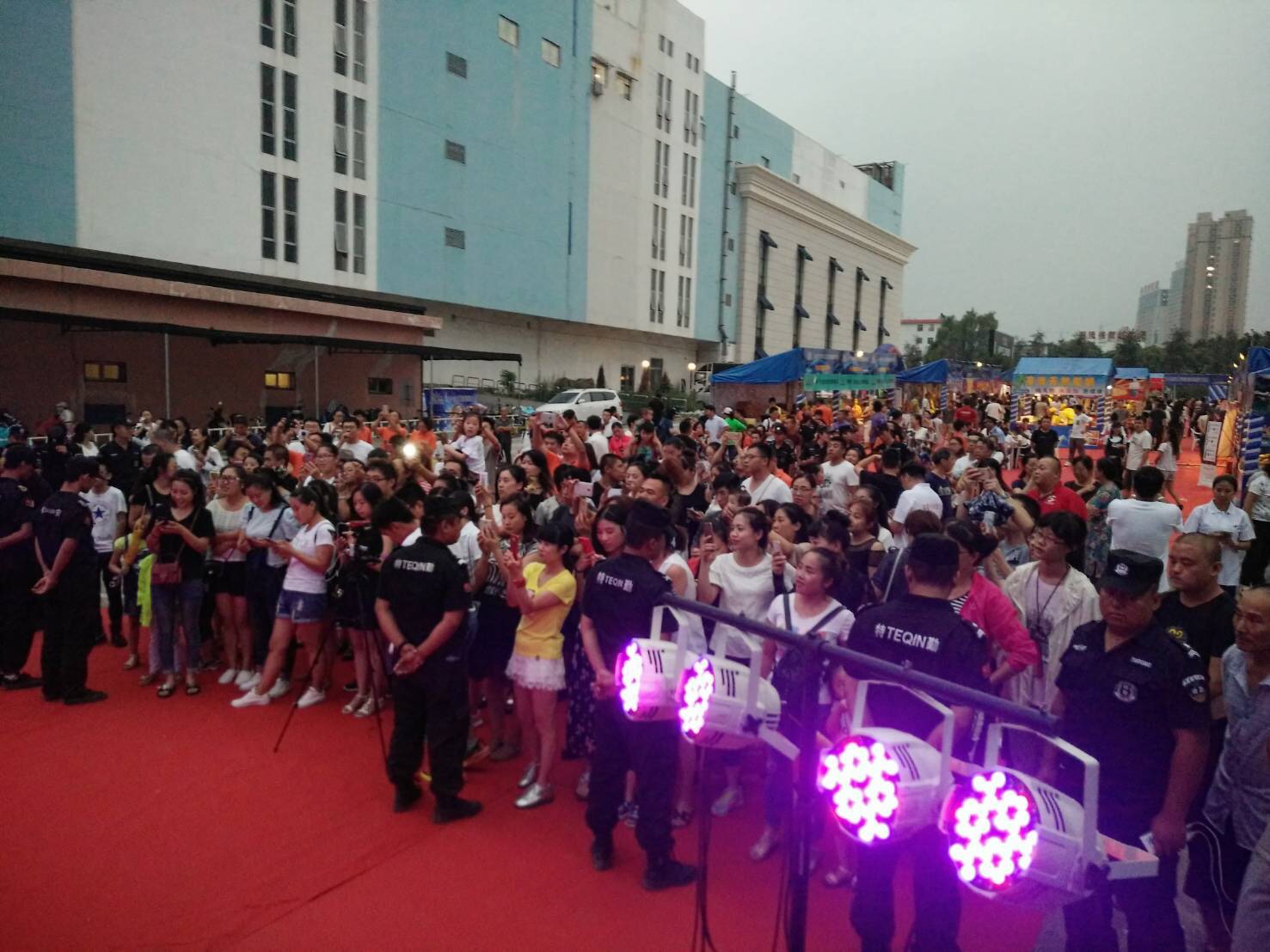 月華光去中國參加台灣各地美食節演唱會，有時進場前後有保鏢，離場後也有保母車隨行，以確保沒有歌迷跟蹤。（月華光提供）