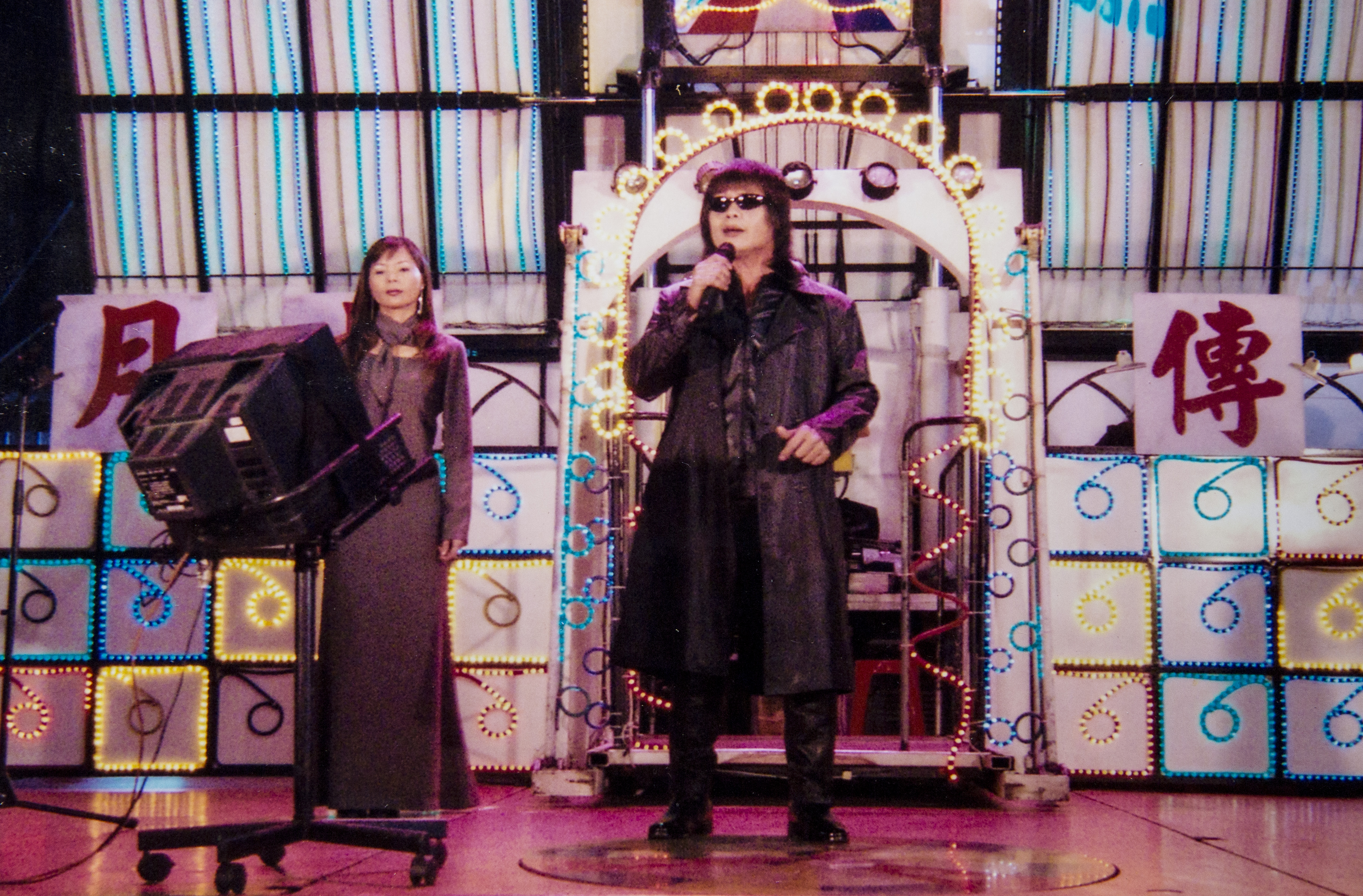 月華光模仿伍佰22年，最擅長的歌曲是〈衝衝衝〉。（月華光提供）