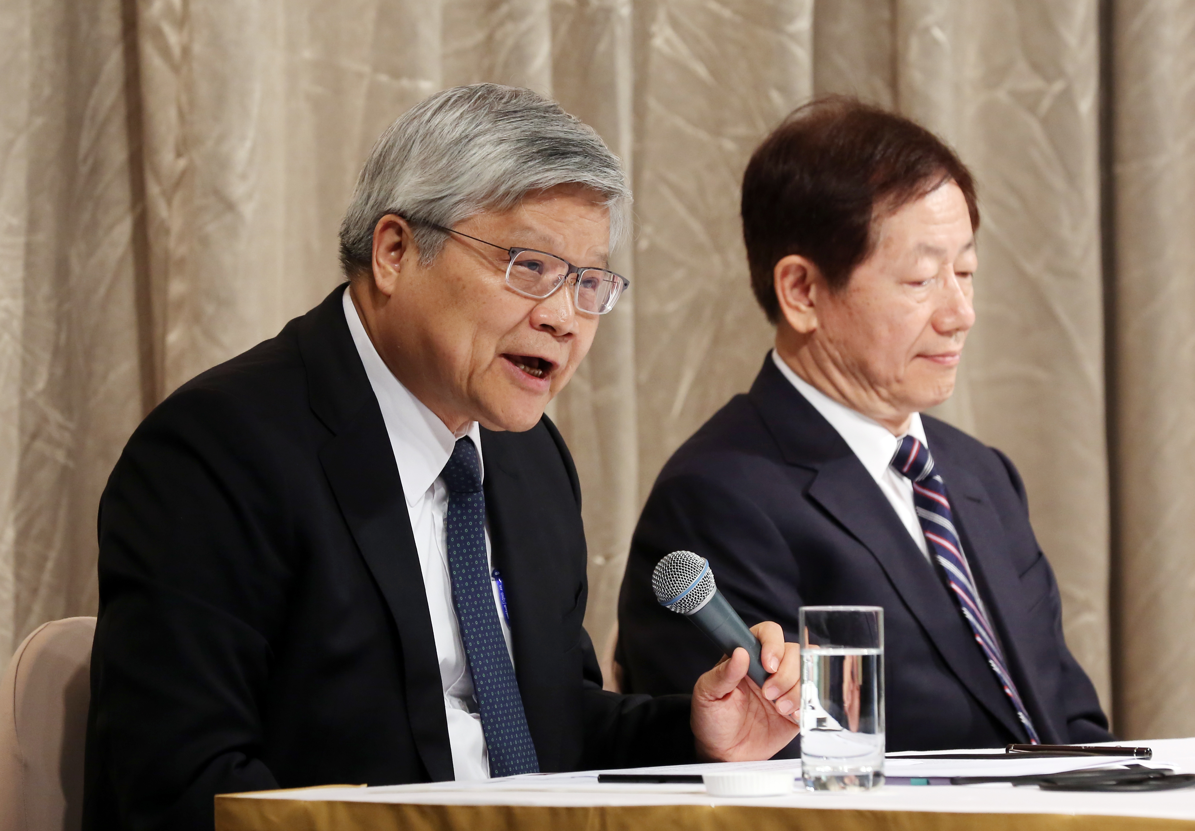 台積電調降財測目標，導致今天台股重挫，左起台積電共同執行長魏哲家、台積電共同執行長劉德音。
