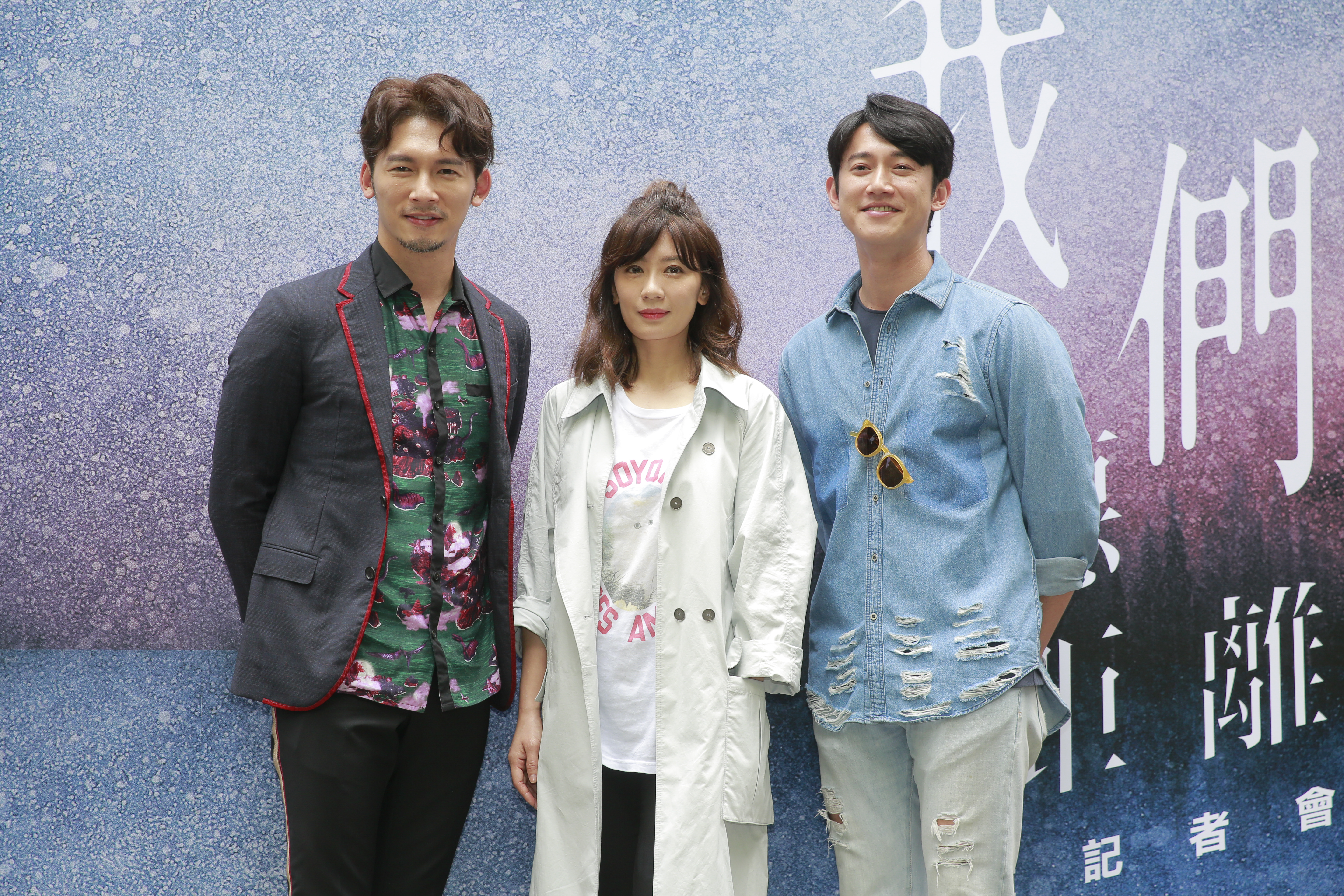 在《我們與惡的距離》中，賈靜雯跟溫昇豪飾演一對夫妻。