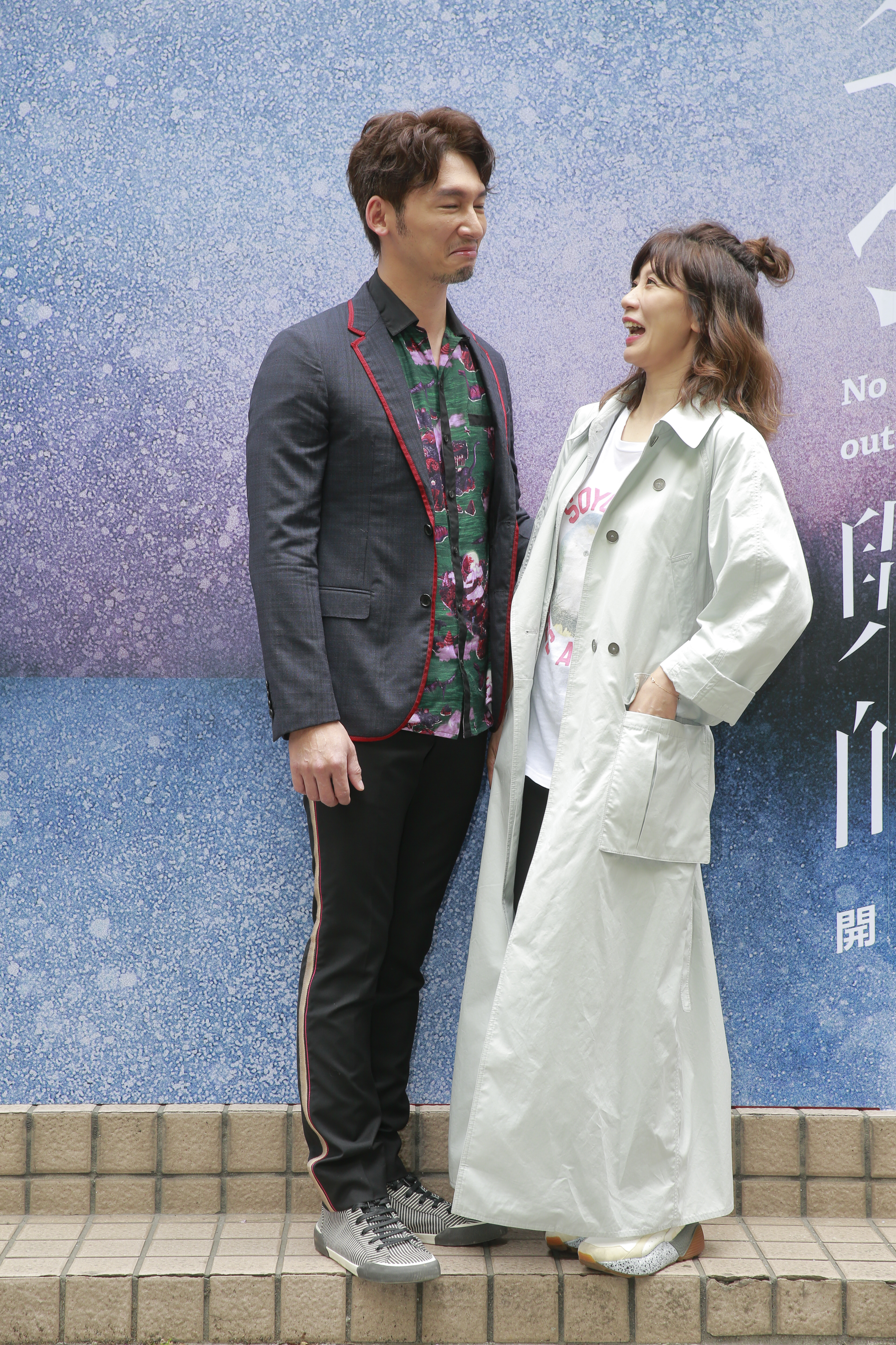 在《我們與惡的距離》中，賈靜雯跟溫昇豪飾演一對夫妻。