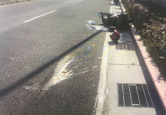 連姓女騎士上班途中與客運發生擦撞，倒地後遭客運的右後輪輾過。（南港分局提供）