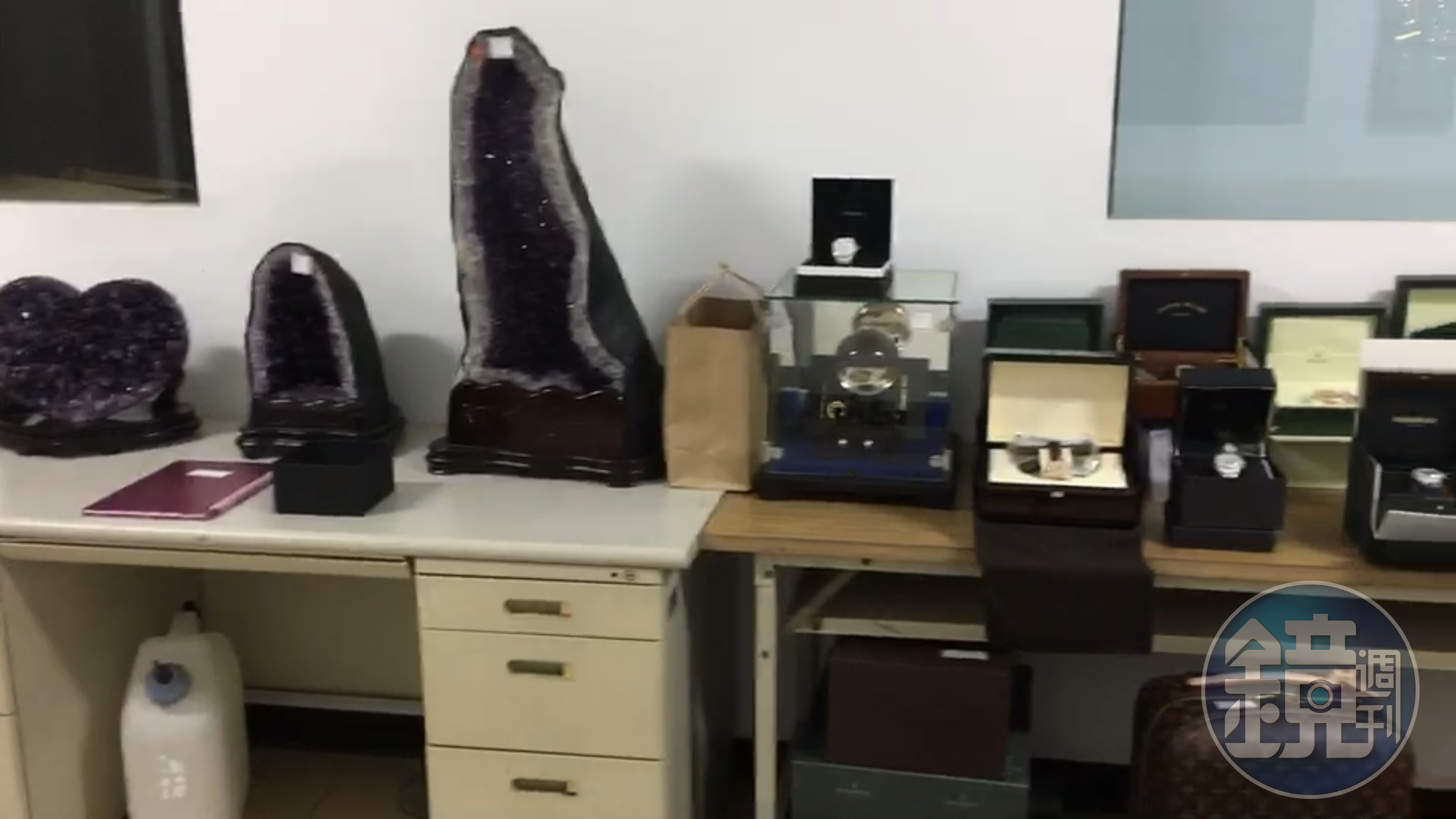 中澤祥基透過購買大量名貴手錶、寶石、鑽戒及知名品牌皮包等精品模式進行洗錢。（刑事局提供）