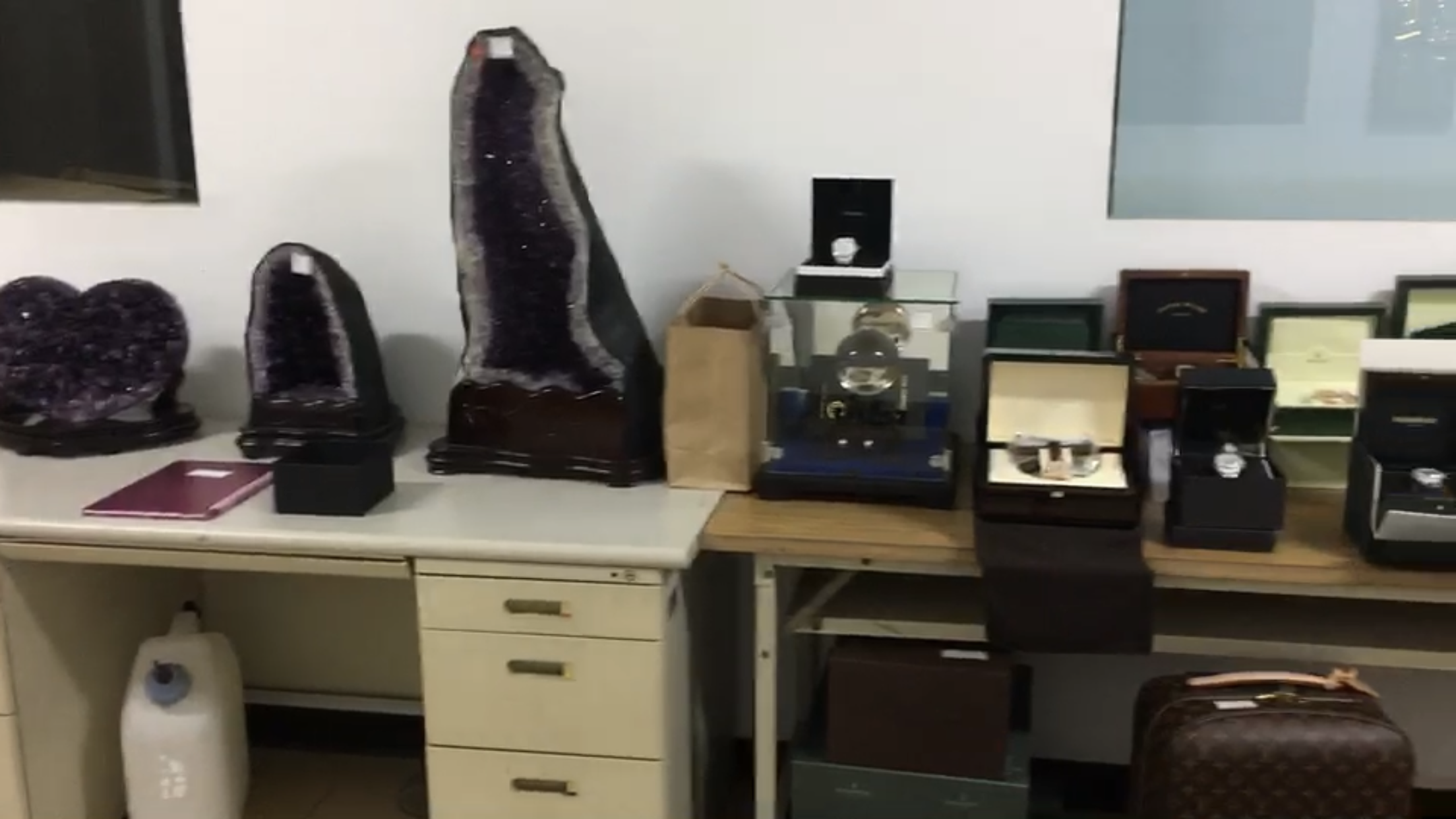 中澤祥基透過購買大量名貴手錶、寶石、鑽戒及知名品牌皮包等精品模式進行洗錢。（刑事局提供）