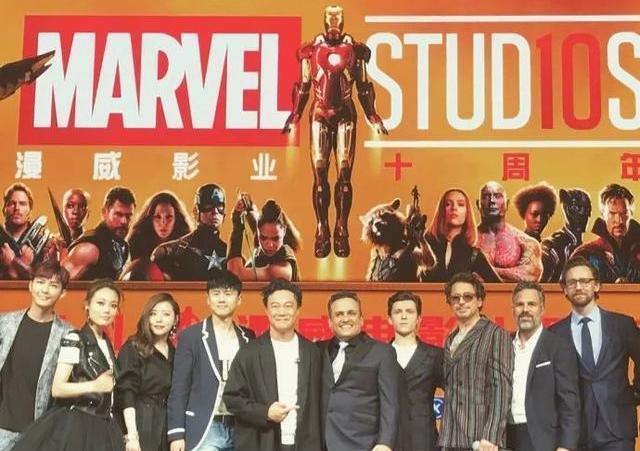 漫威群星赴上海宣傳，大合照的中央主位被陳奕迅佔據，「漫威一哥」小勞勃道尼被擠到一旁。（翻攝畫面）