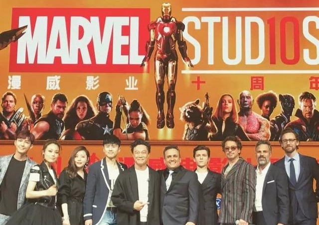 漫威群星赴上海宣傳，大合照的中央主位被陳奕迅佔據，「漫威一哥」小勞勃道尼被擠到一旁。（翻攝畫面）