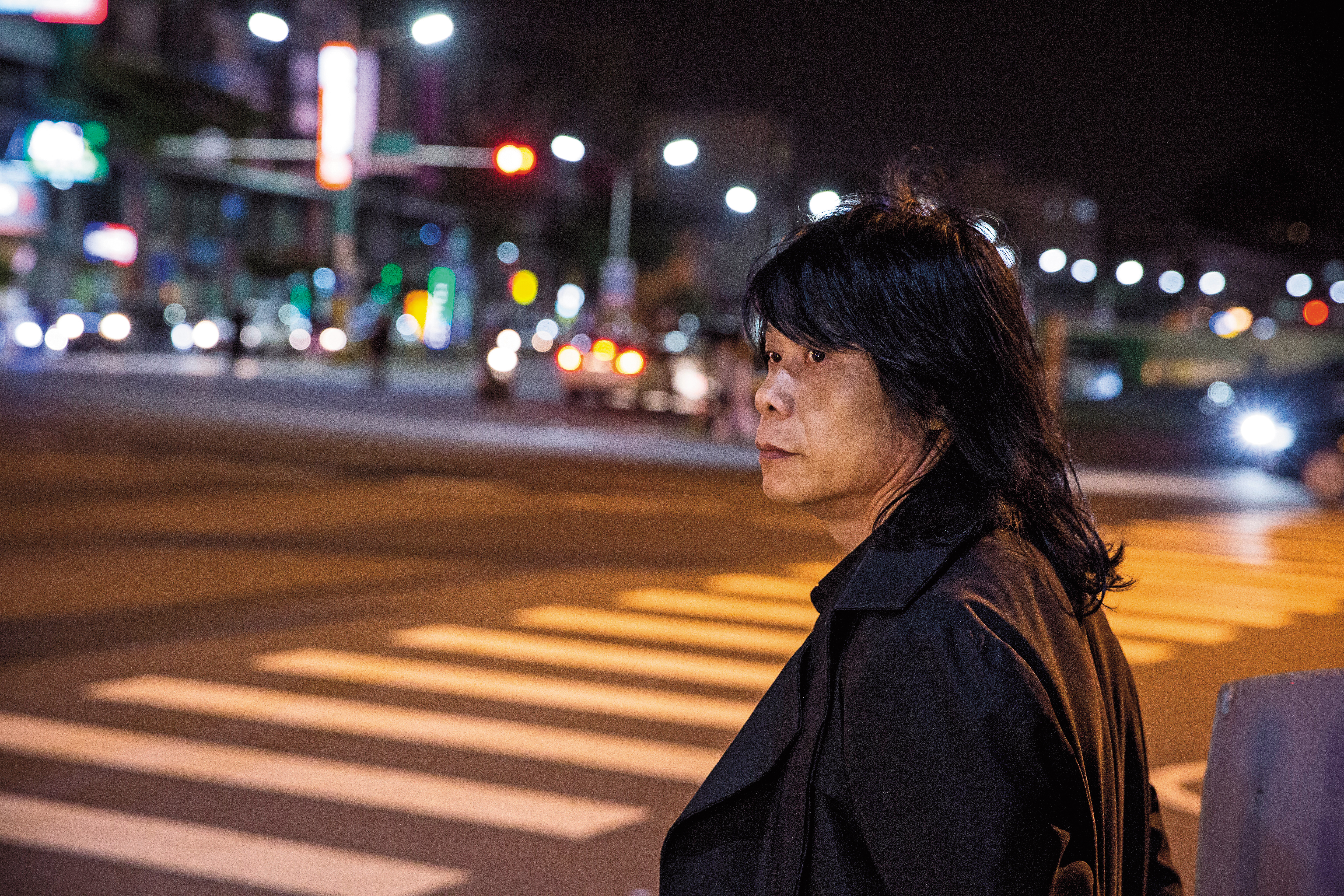 家住台南，但月華光許久不曾到花園夜市，因為路人看到他都會回頭或指指點點。