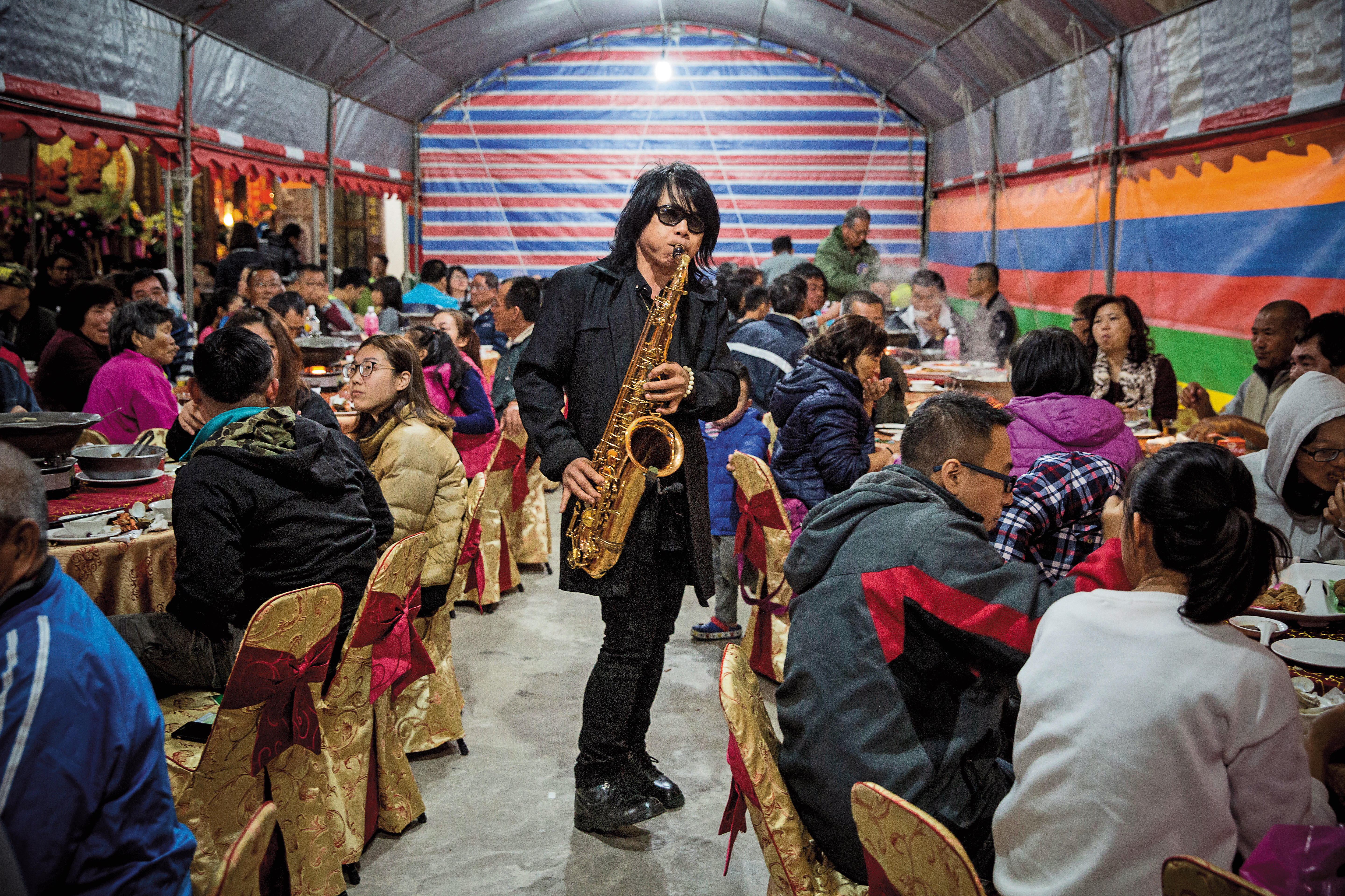 廟會的壓軸演出是「桌邊秀」，月華光率領所有樂手到台下演奏，客人便在此時掏出鈔票打賞，樂手結束這場秀後立刻均分。
