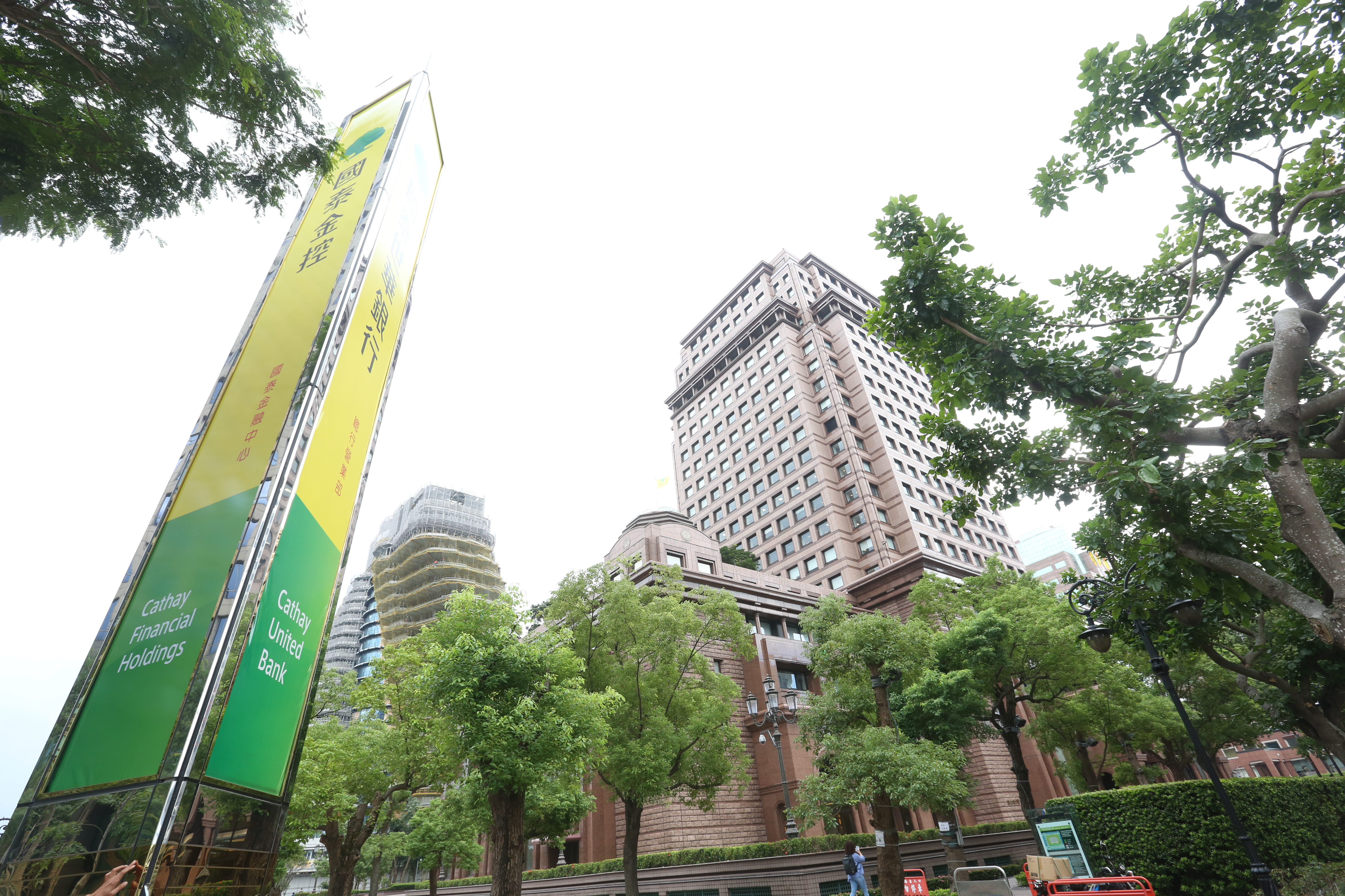 優質的高殖利率股票應該是股價波動低、獲利穩定的龍頭企業股。圖為國泰金控。