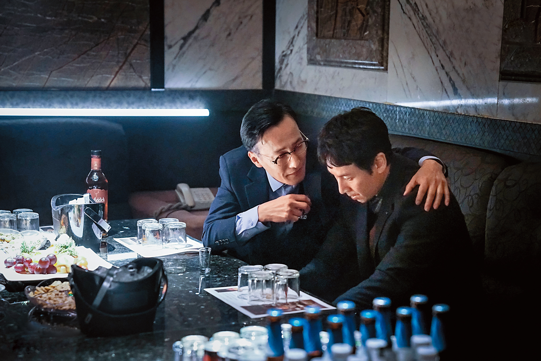 以親情為基底的《我的大叔》，描述辦公室權力鬥爭的詭譎不輸《未生》，主角們揹負各種壓力在暗黑世界中努力前進，被網友形容是最「喪」韓劇。 （愛奇藝提供）