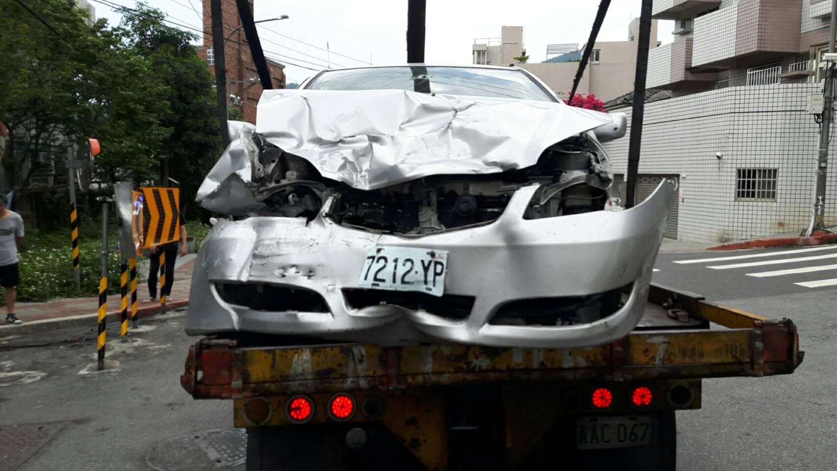 警方所掌握的關鍵影片顯示車輛在過彎時有閃避貨車,卻未減速,最終直撞停靠在一旁的自小客車。(警方提供)
