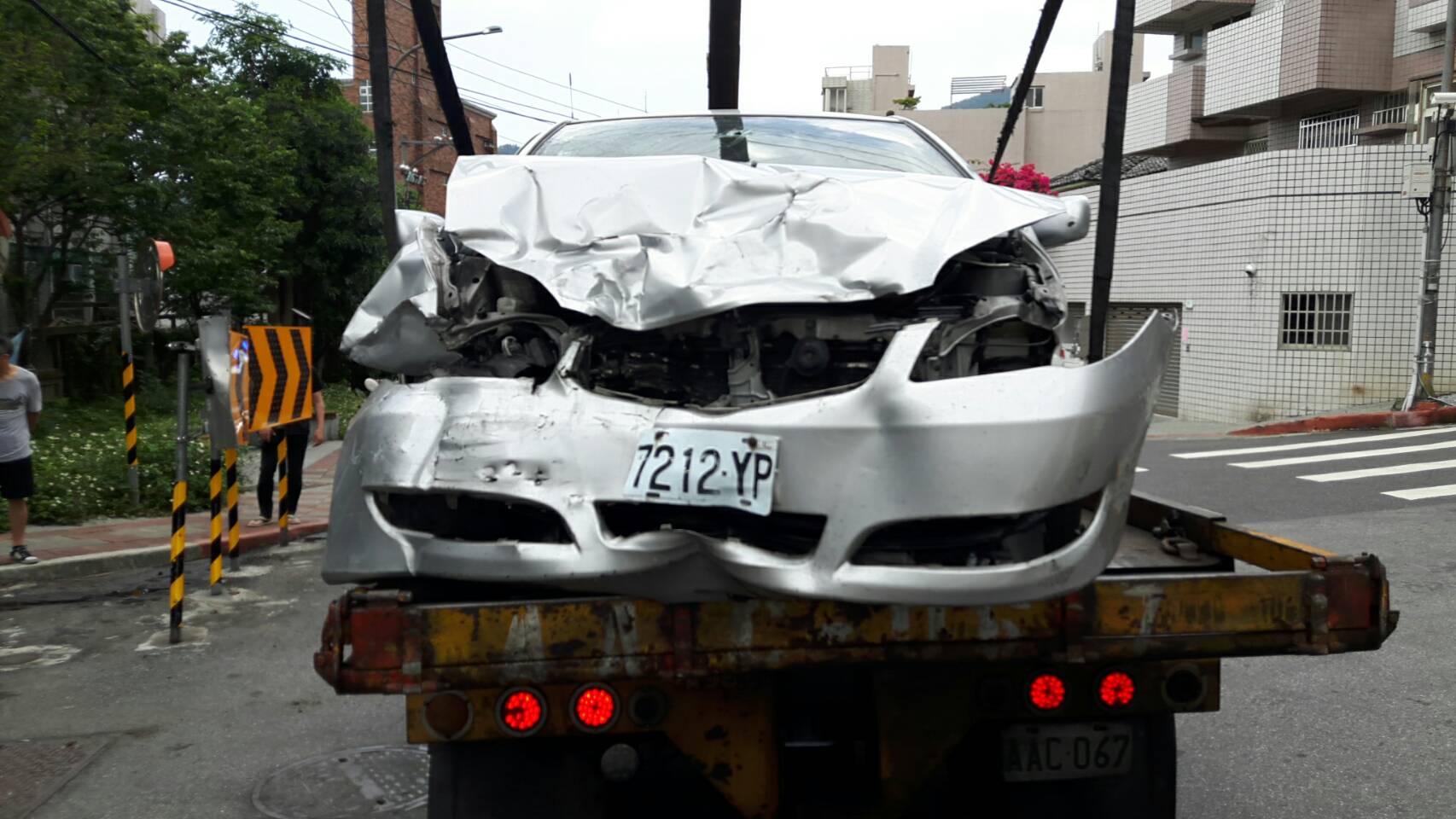 警方所掌握的關鍵影片顯示車輛在過彎時有閃避貨車，卻未減速，最終直撞停靠在一旁的自小客車。（警方提供） 