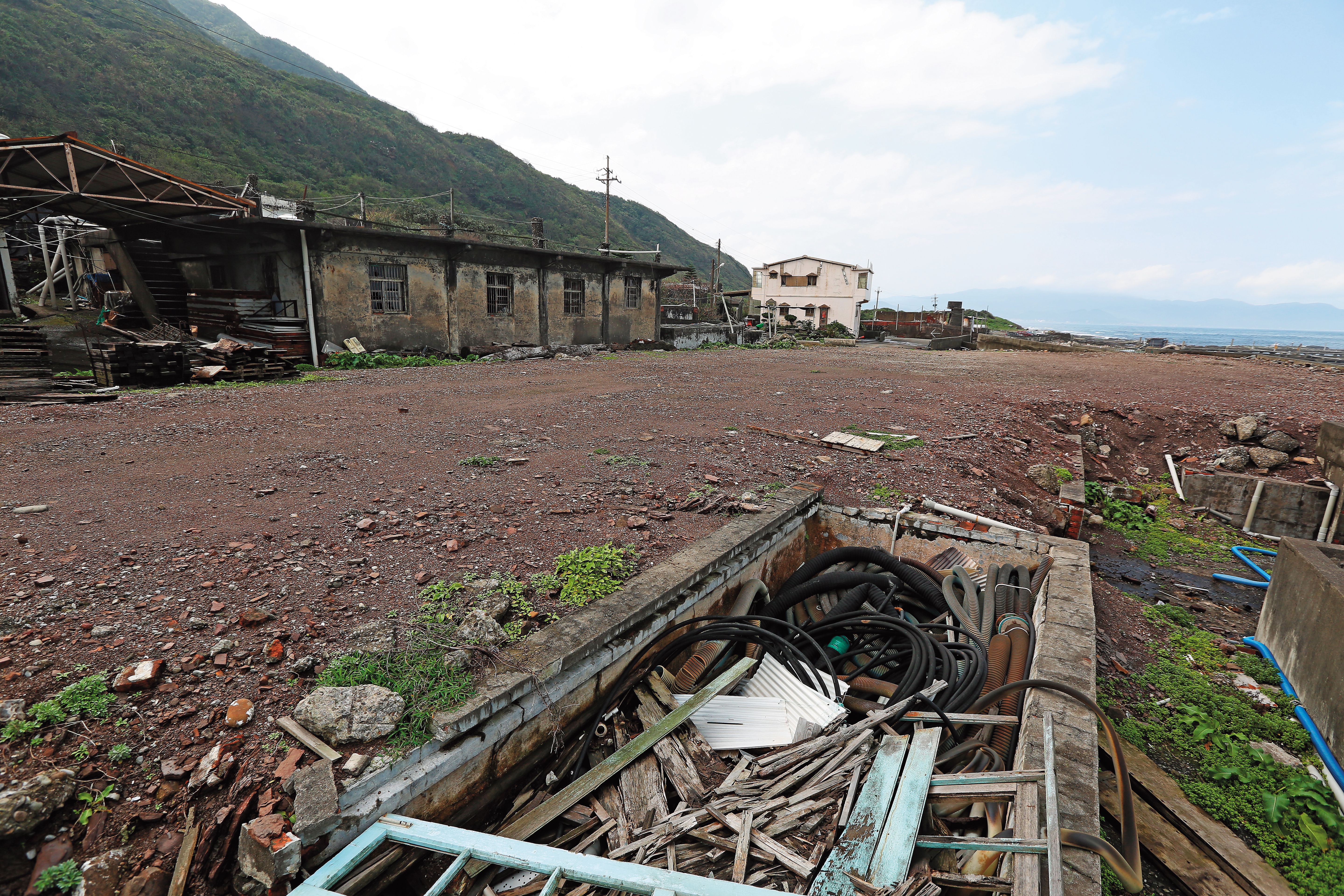 近千坪的養殖池被土石填平，現場還留有不少廢棄物。